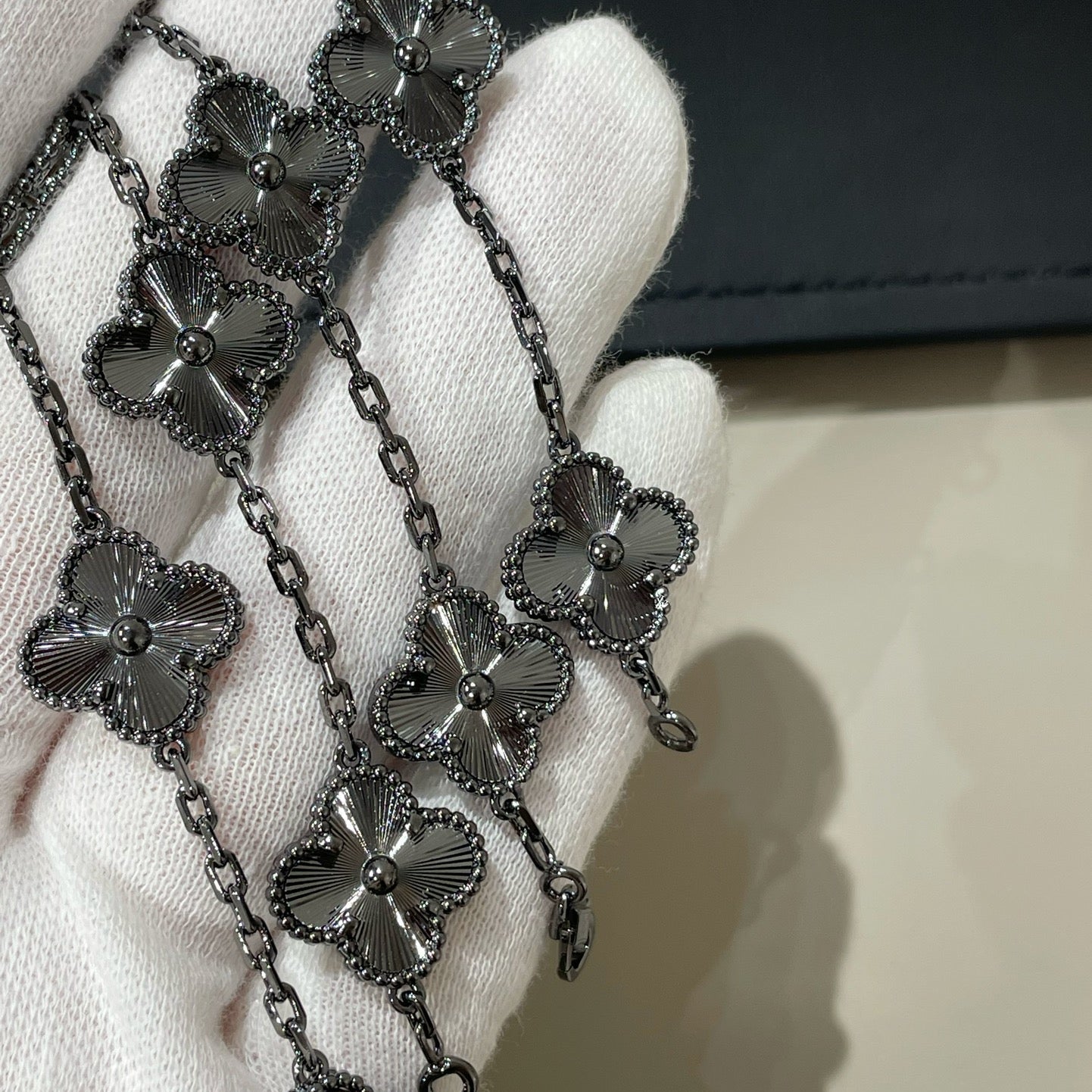 [Love Aura]CLOVER 5 MOTIF BLACK BRACELET