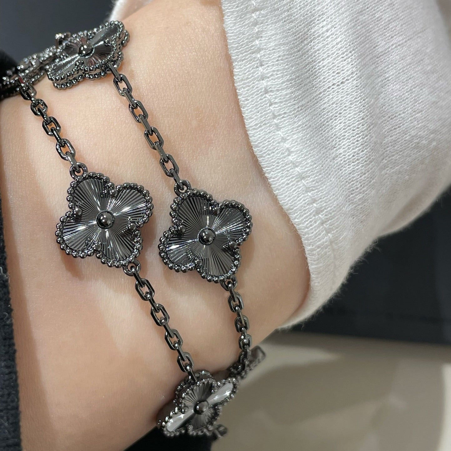 [Love Aura]CLOVER 5 MOTIF BLACK BRACELET