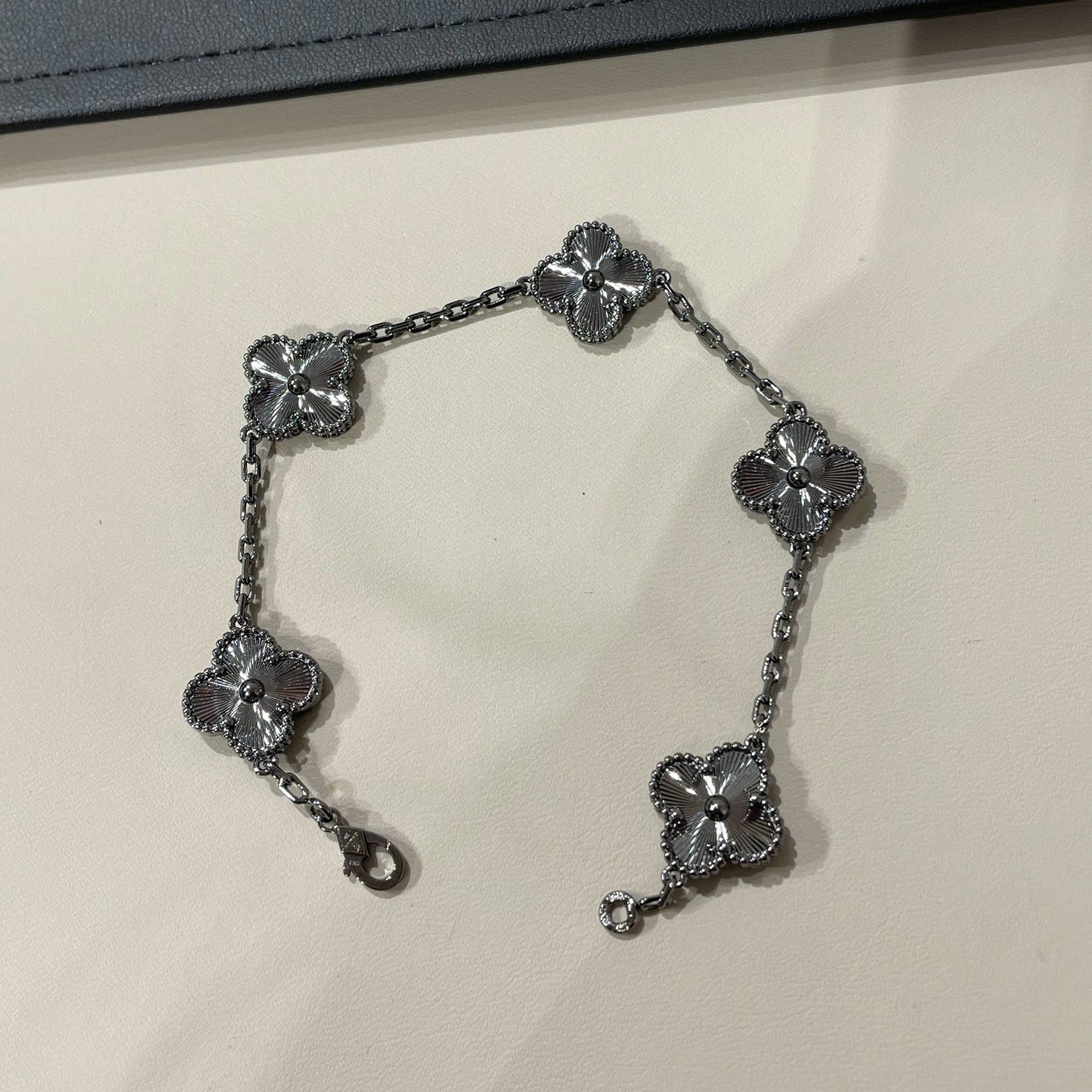 [Love Aura]CLOVER 5 MOTIF BLACK BRACELET