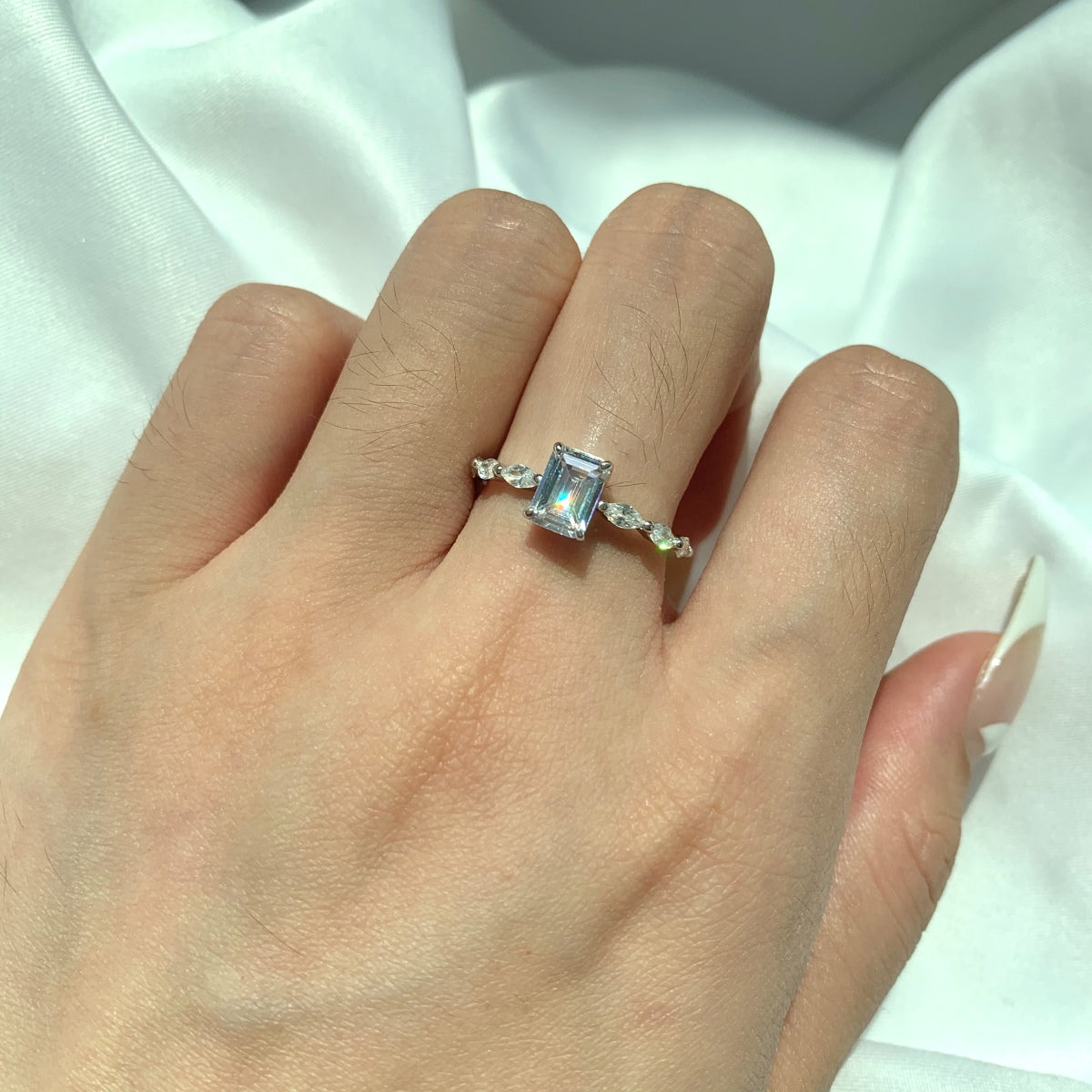 [Love Aura]1.0 Carat Dainty Resplendent Radiant Cut Daily Ring