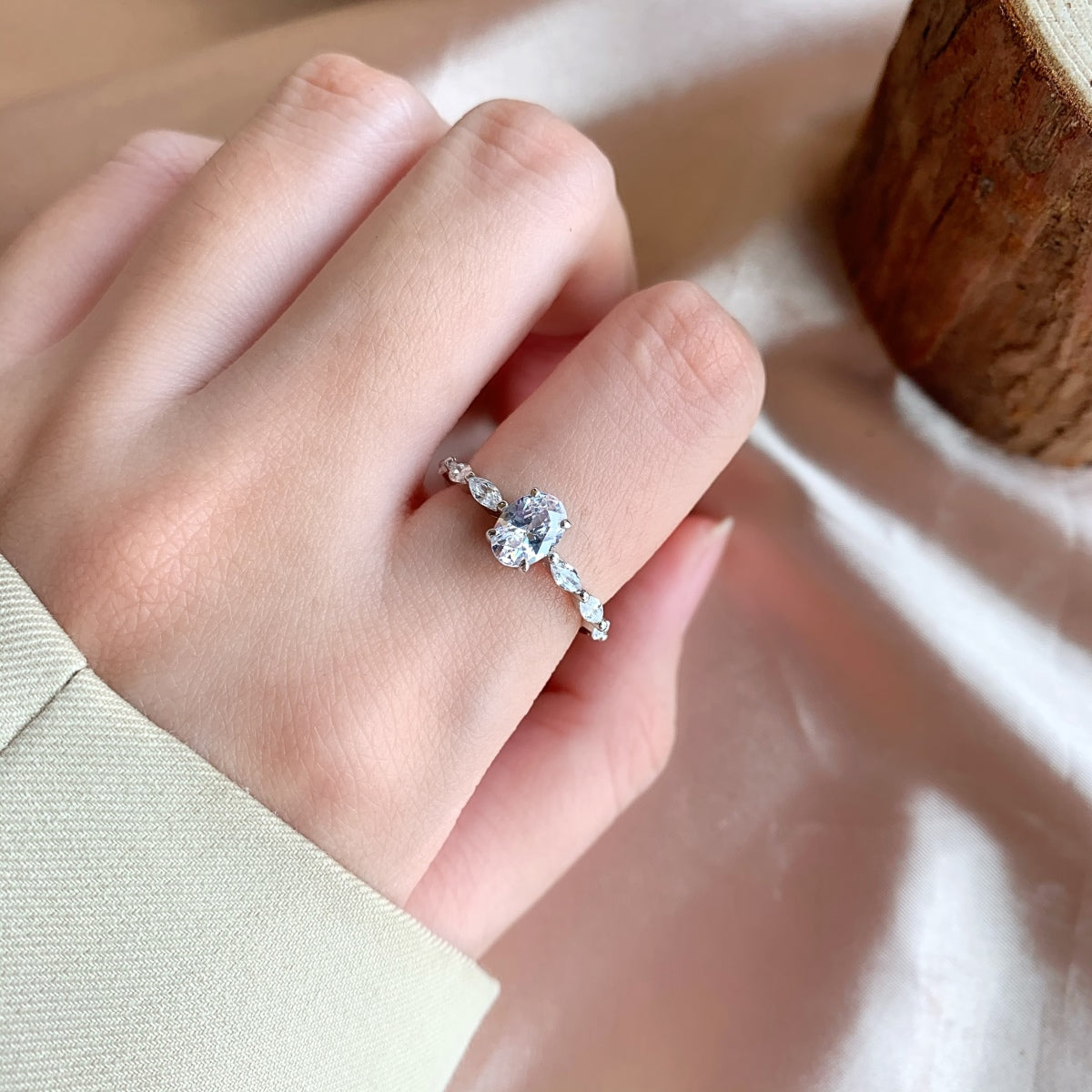 [Love Aura]0.75 Carat Luxurious Vibrant Elongated Cushion Cut Daily Ring