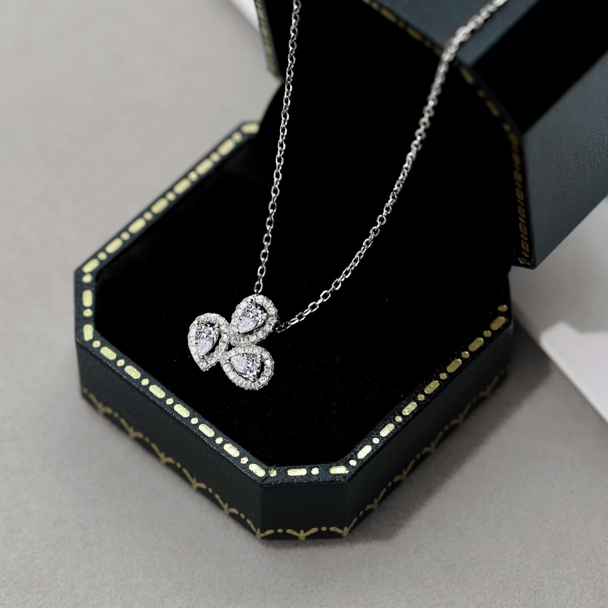 [Love Aura]Elegant Flower Shape Pear Cut Necklace