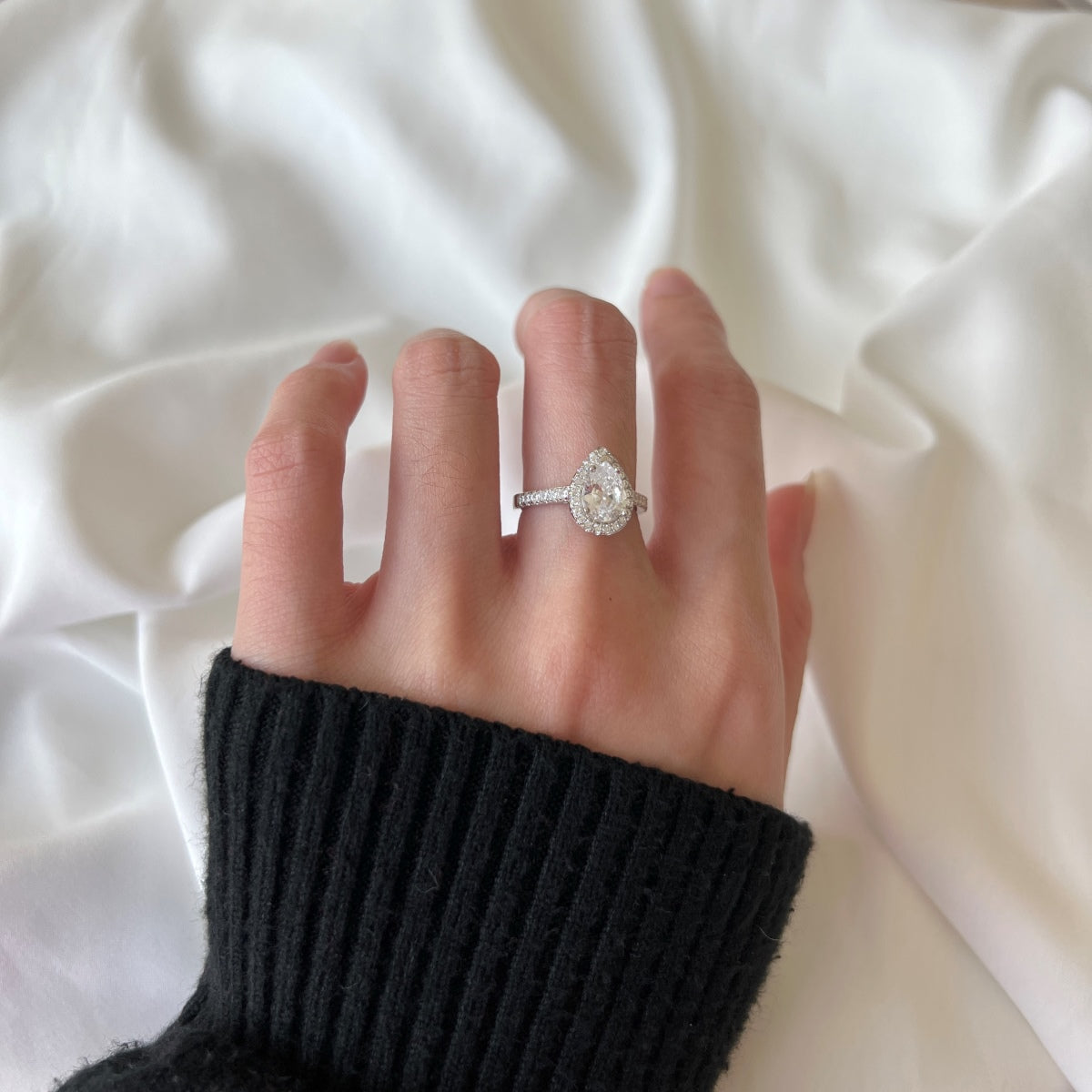 [Love Aura]1.0 Carat Luxurious Resplendent Water Drop Shape Wedding Ring