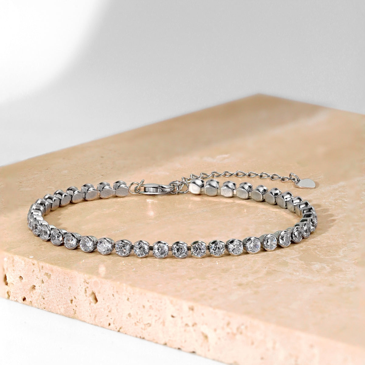 [Love Aura]Ornate  Sparkling Round Cut Daily Bracelet