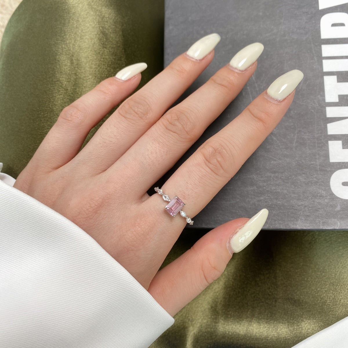 [Love Aura]1.0 Carat Dainty Resplendent Radiant Cut Daily Ring