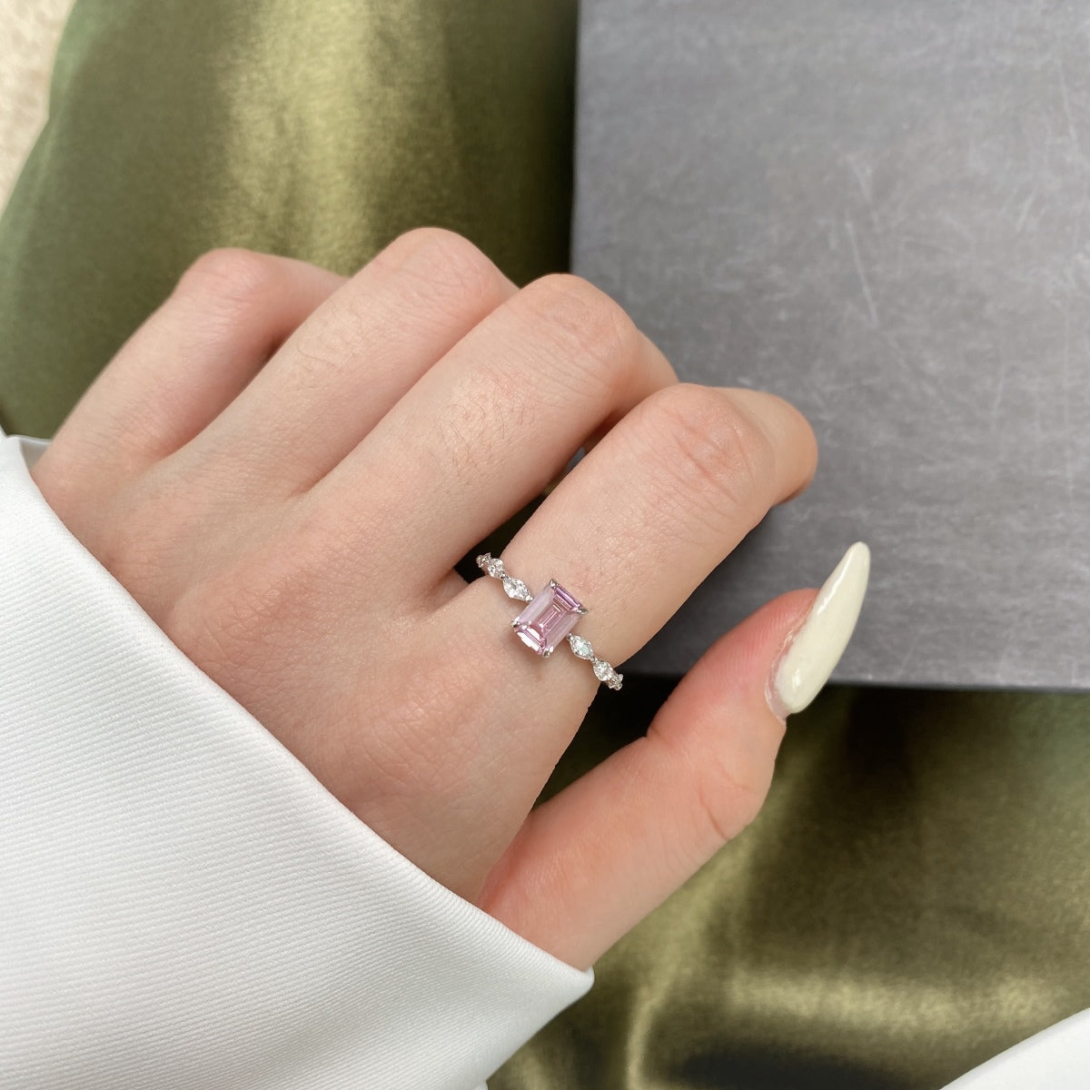 [Love Aura]1.0 Carat Dainty Resplendent Radiant Cut Daily Ring
