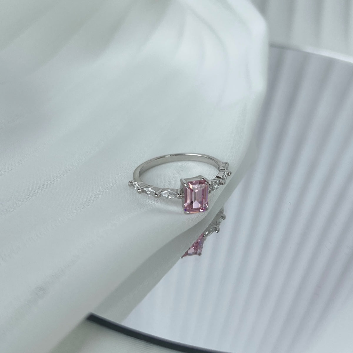 [Love Aura]1.0 Carat Dainty Resplendent Radiant Cut Daily Ring