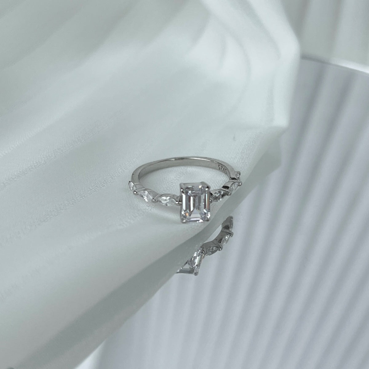 [Love Aura]1.0 Carat Dainty Resplendent Radiant Cut Daily Ring