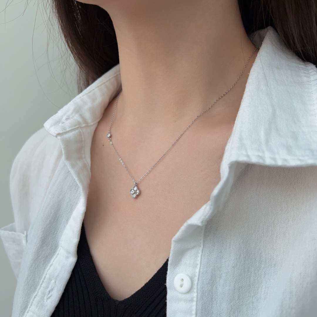[Love Aura]Delicate Flower Shape Necklace