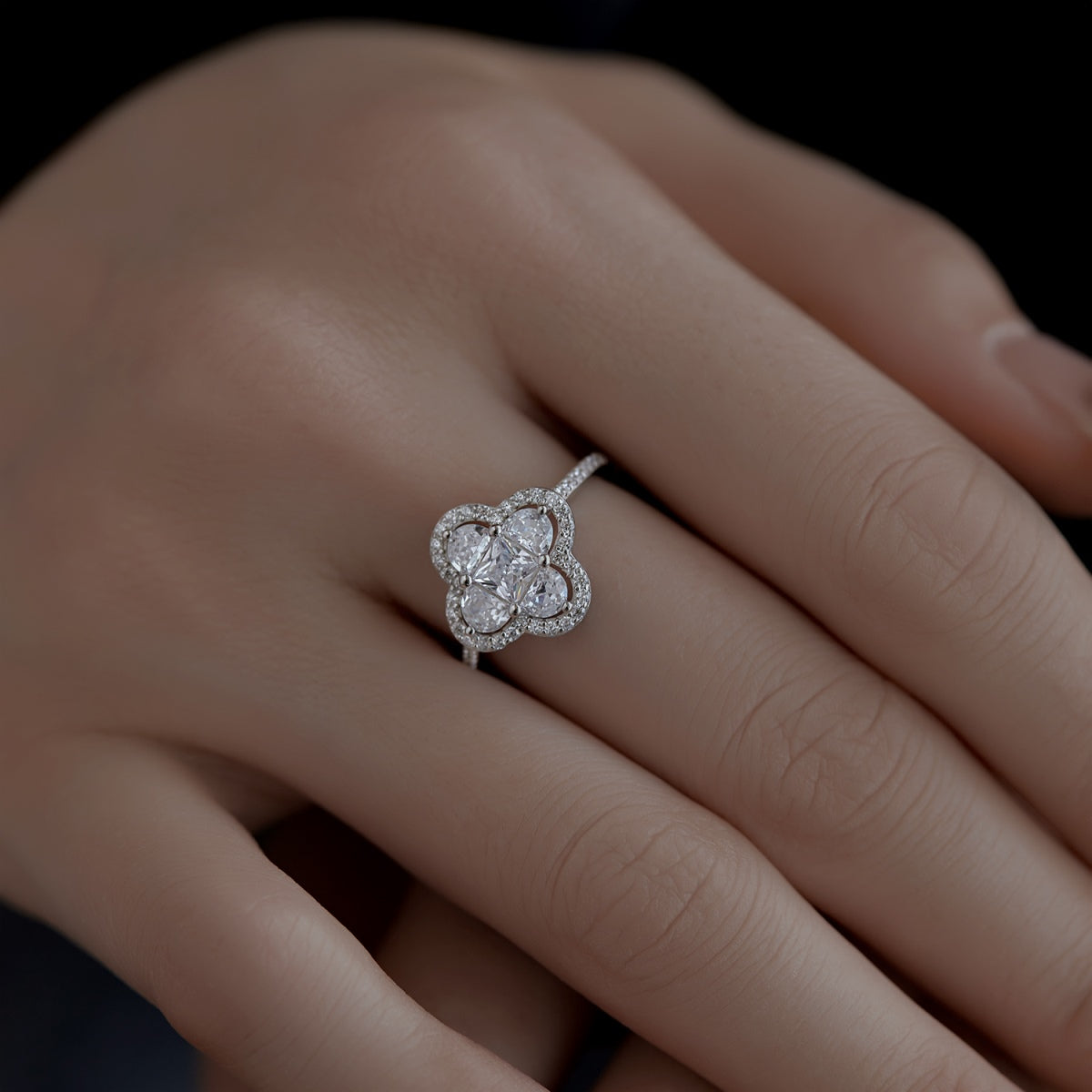 [Love Aura]Luxurious Eternity Flower Shape Banquet Ring