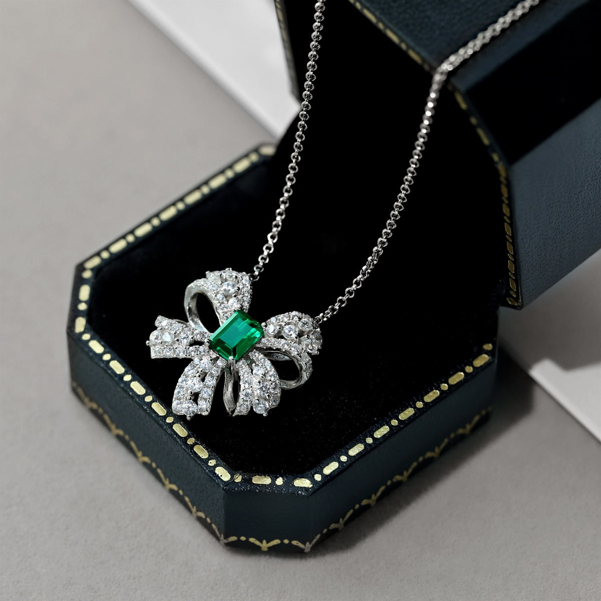[Love Aura]Luxurious Flower Shape Emerald Cut Necklace