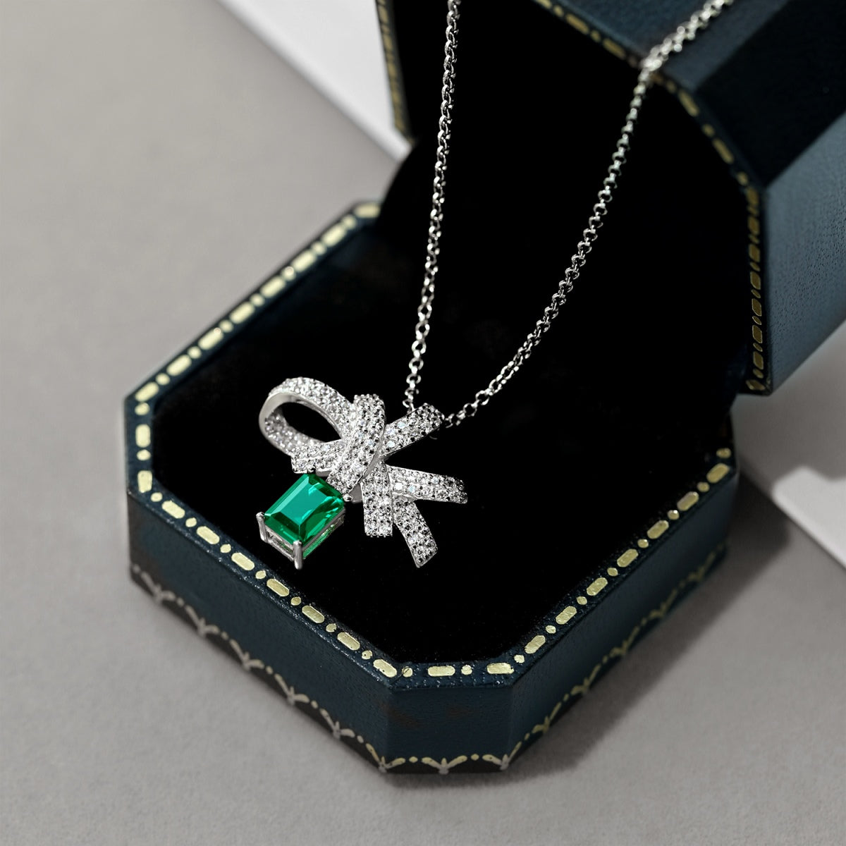 [Love Aura]Luxurious Flower Shape Emerald Cut Necklace