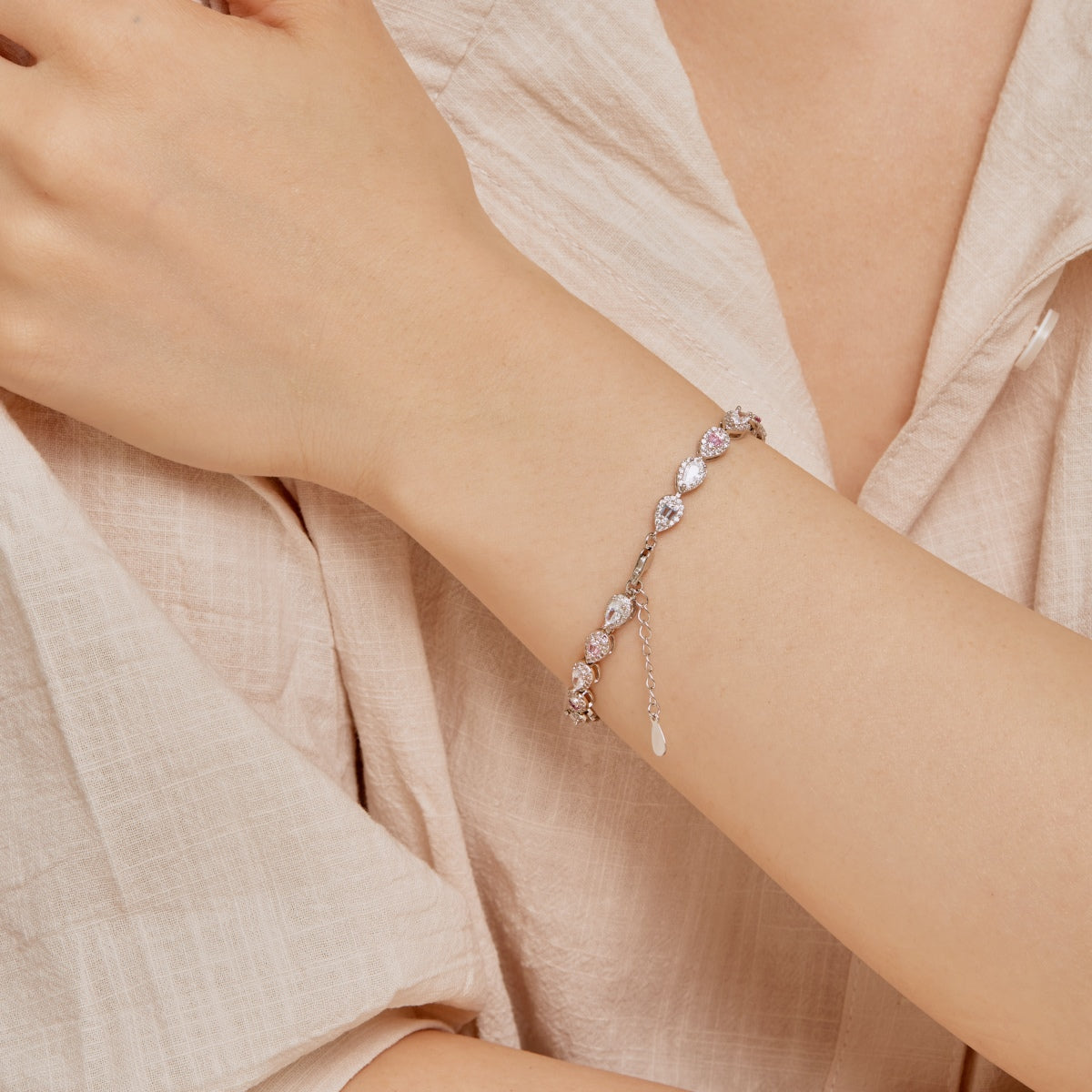 [Love Aura]0.25 Carat Radiant Water Drop Shape Daily Bracelet