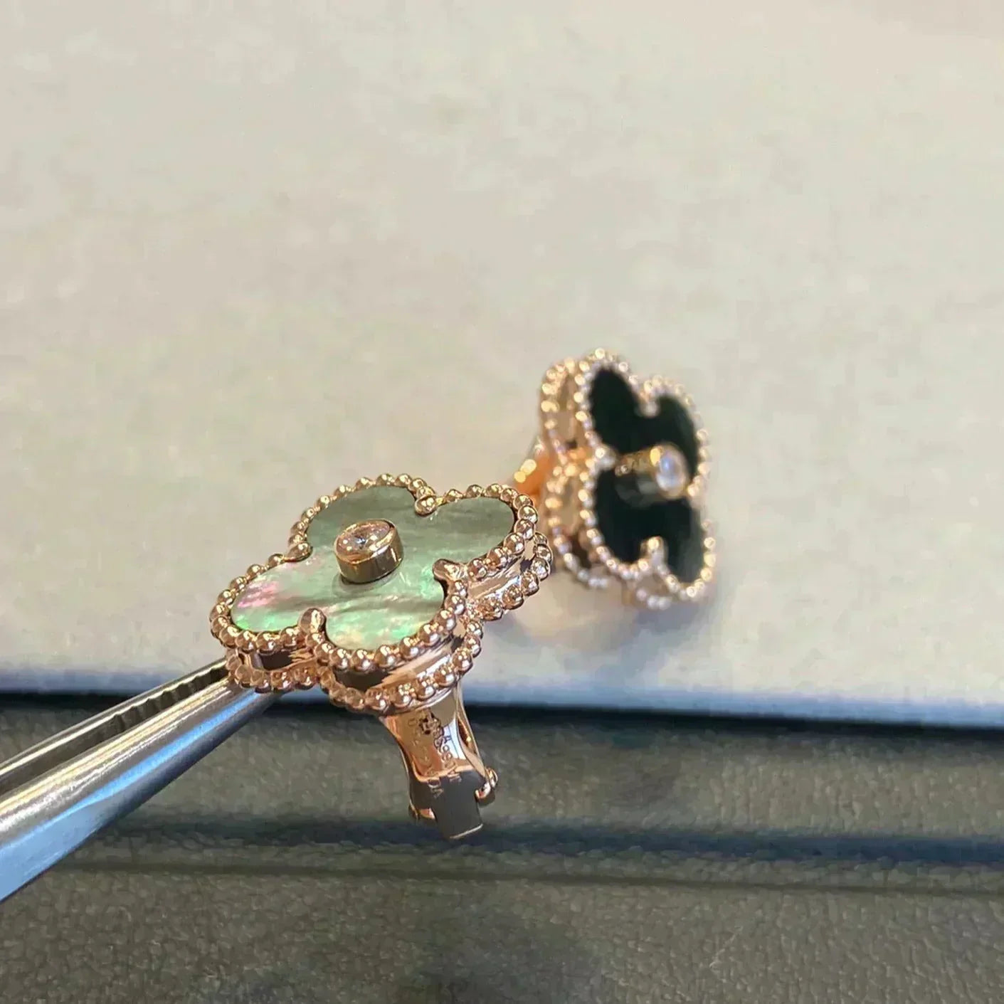 [Love Aura]CLOVER MEDIUM 1 MOTIFS GRAY MOP  DIAMOND EARRINGS