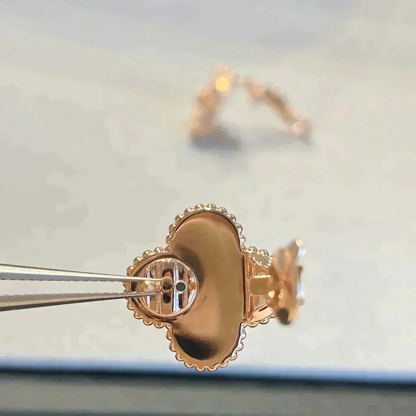 [Love Aura]CLOVER MEDIUM 1 MOTIFS GRAY MOP  DIAMOND EARRINGS