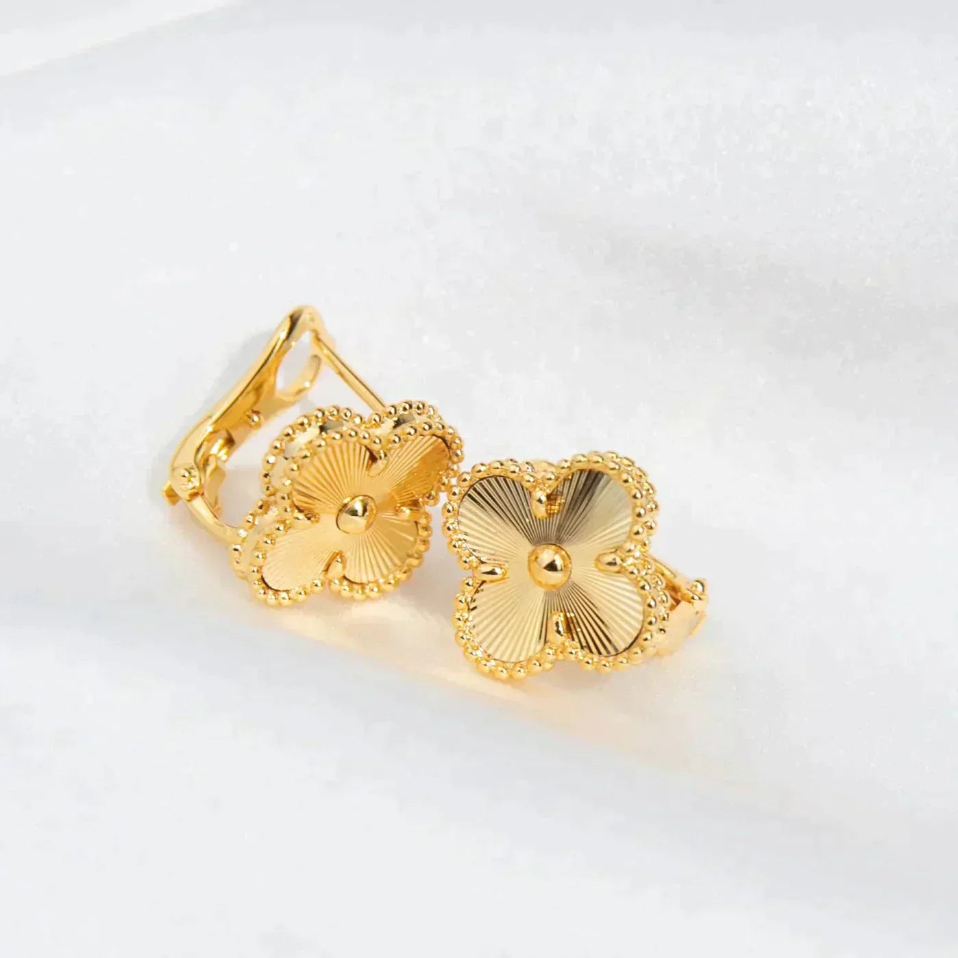 [Love Aura]CLOVER MEDIUM 1 MOTIFS LASER EARRINGS
