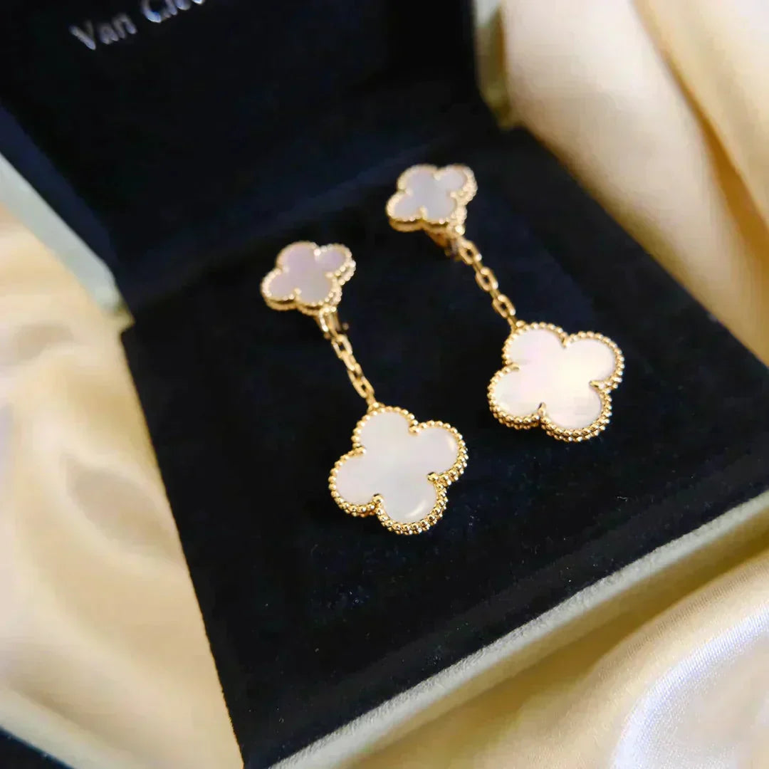 [Love Aura]CLOVER 2 MOTIF WHITE MOP EARRINGS