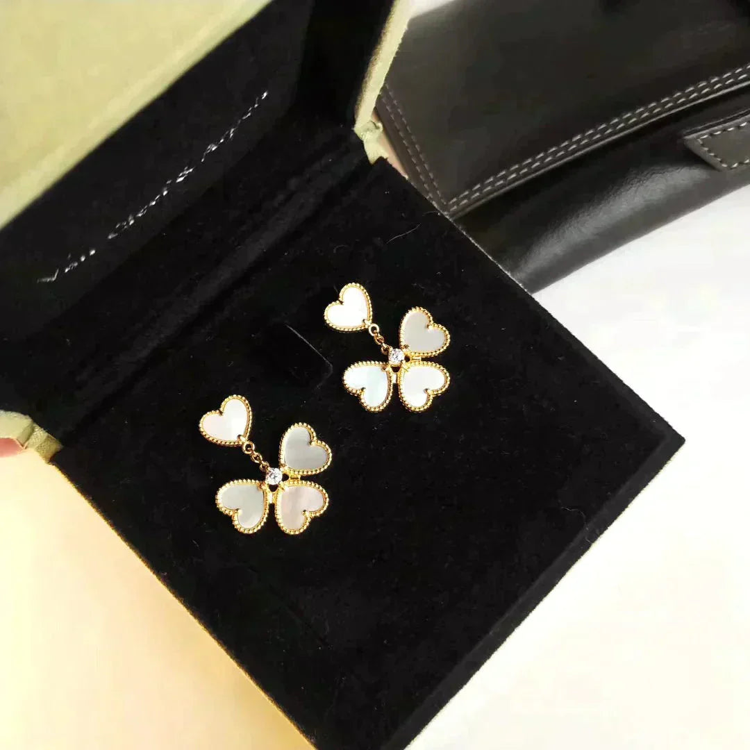 [Love Aura]CLOVER SWEET WHITE MOP EARRINGS