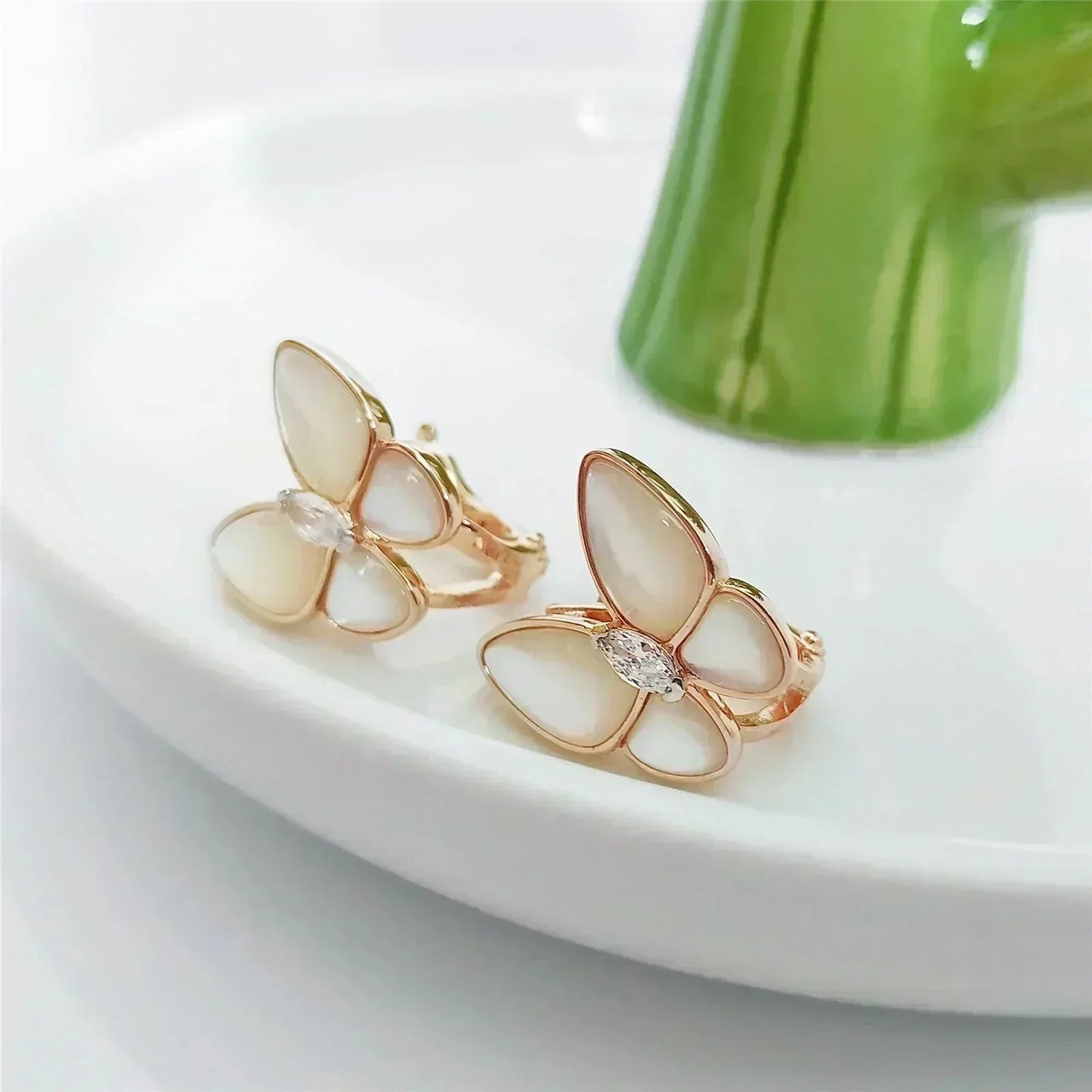 [Love Aura]BUTTERFLY MOP DIAMOND EARRINGS