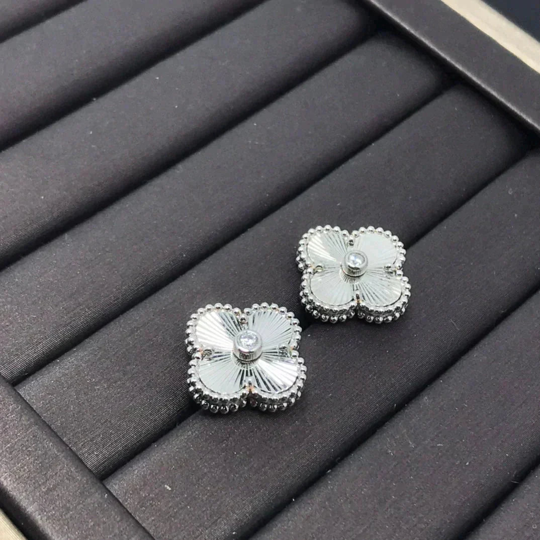 [Love Aura]CLOVER MINI 9.5MM LASER EARRINGS