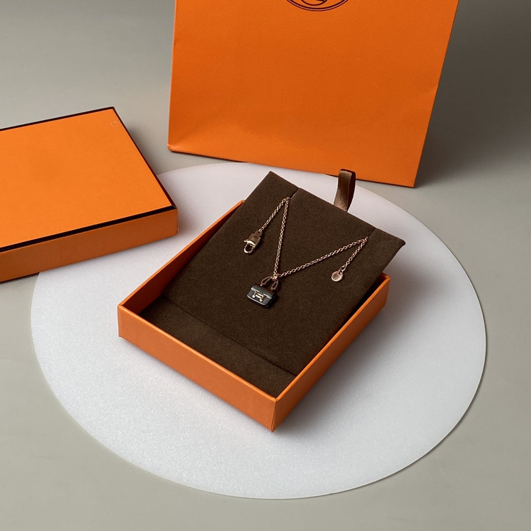 [Love Aura]CONSTANCE BLACK PEDANT PINK GOLD NECKLACE