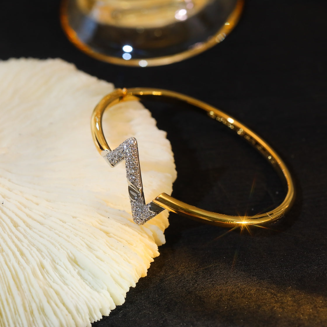 [Love Aura]VOLTE UPSITE DOWN GOLD DIAMOND BRACELET