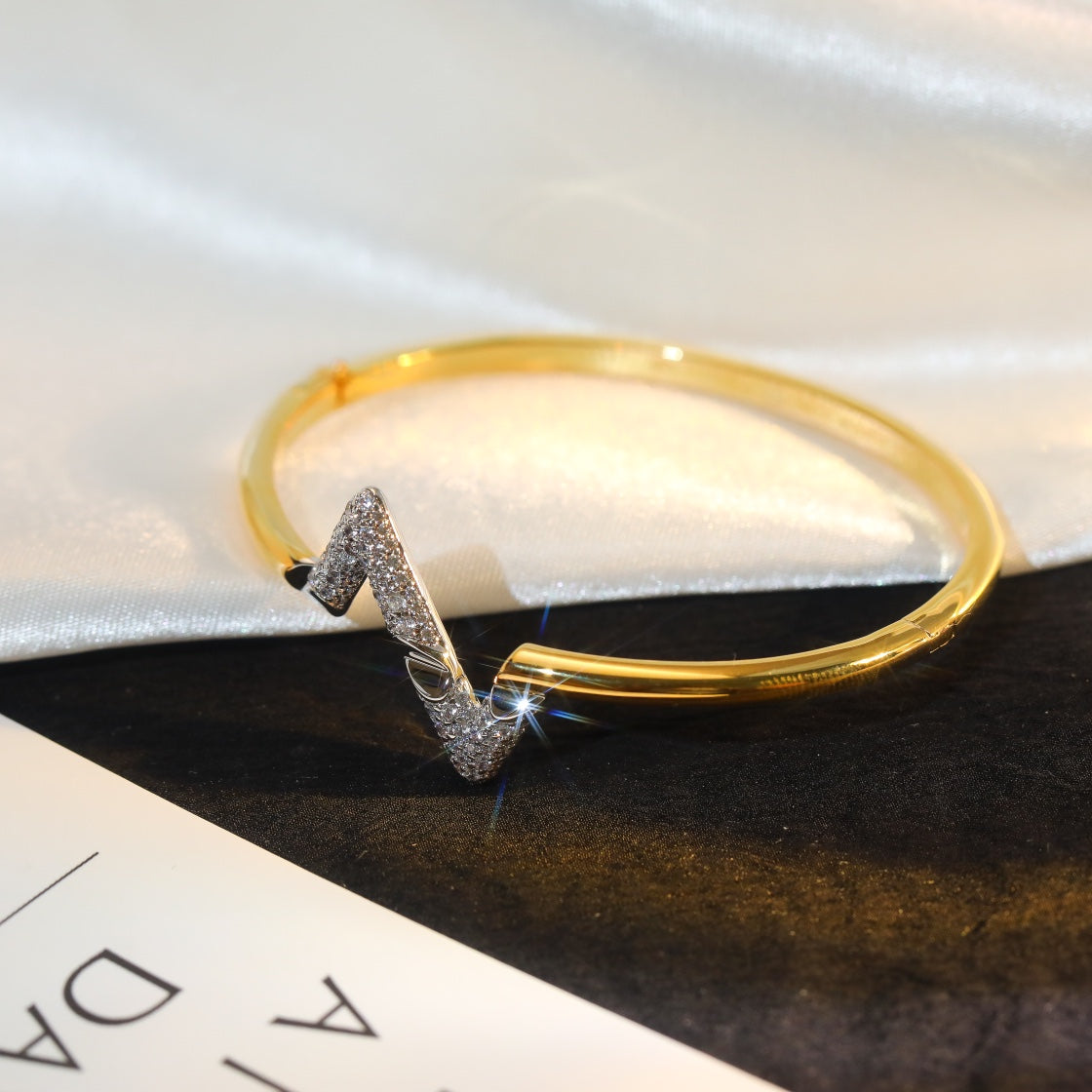 [Love Aura]VOLTE UPSITE DOWN GOLD DIAMOND BRACELET