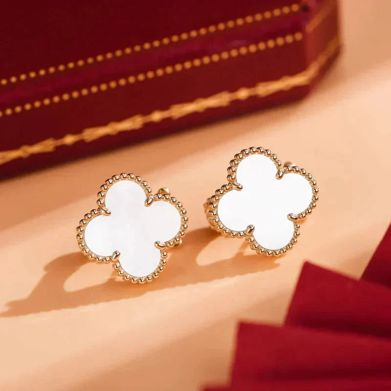 [Love Aura]CLOVER MEDIUM 1 MOTIFS  WHITE MOP STUD EARRINGS