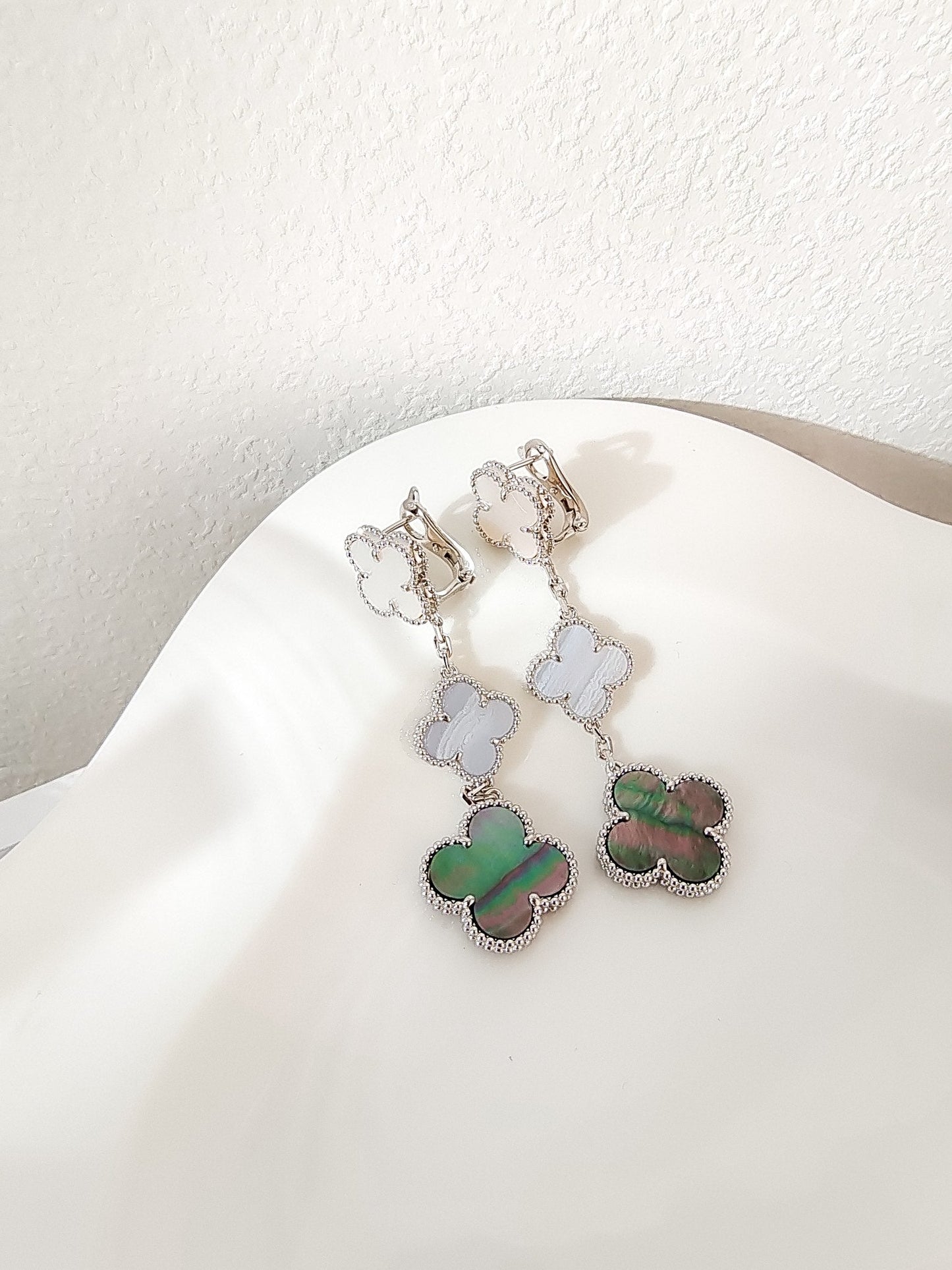 [Love Aura]CLOVER 3 MOTIFS CHALCEDONY DARK MOP SILVER EARRINGS