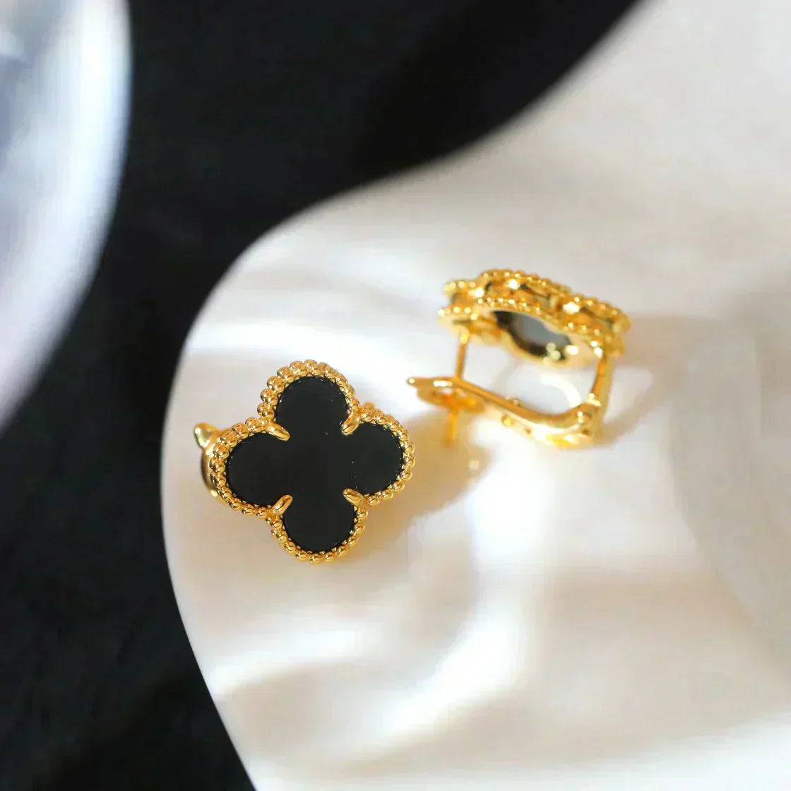 [Love Aura]CLOVER MEDIUM 1 MOTIFS  ONYX STUD EARRINGS