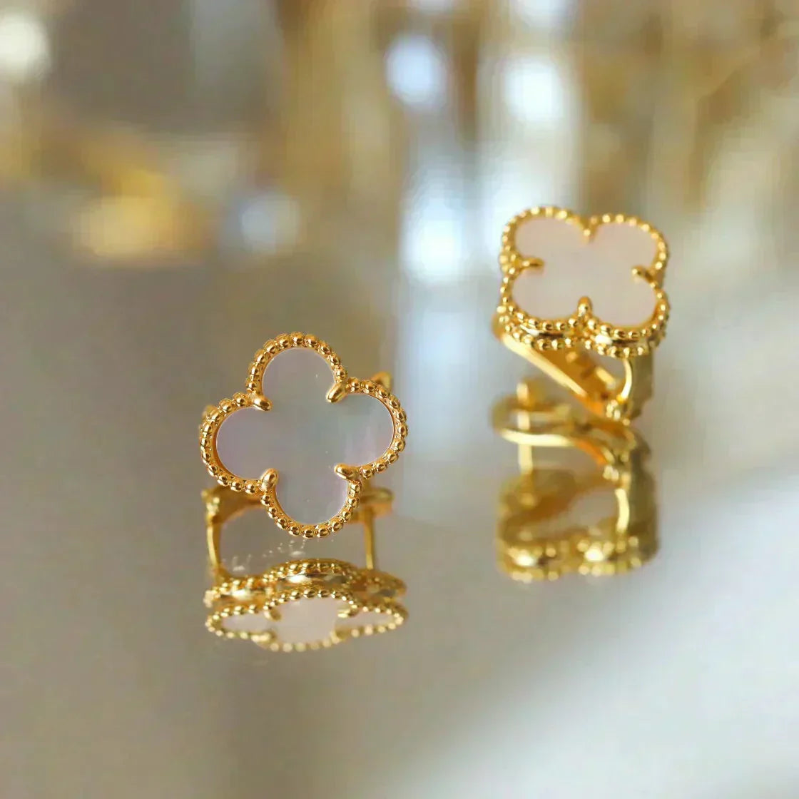 [Love Aura]CLOVER MEDIUM 1 MOTIFS  WHITE MOP STUD EARRINGS