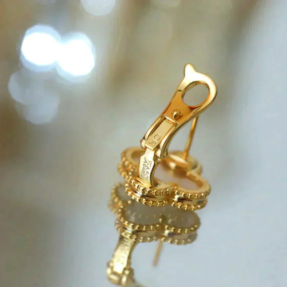 [Love Aura]CLOVER MEDIUM 1 MOTIFS  WHITE MOP STUD EARRINGS