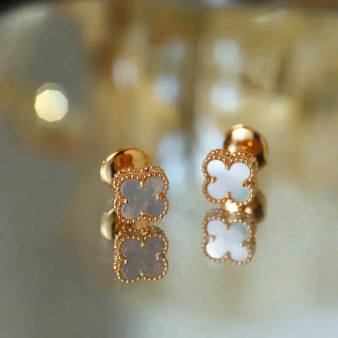 [Love Aura]CLOVER MINI 9.5MM WHITE MOP EARRINGS