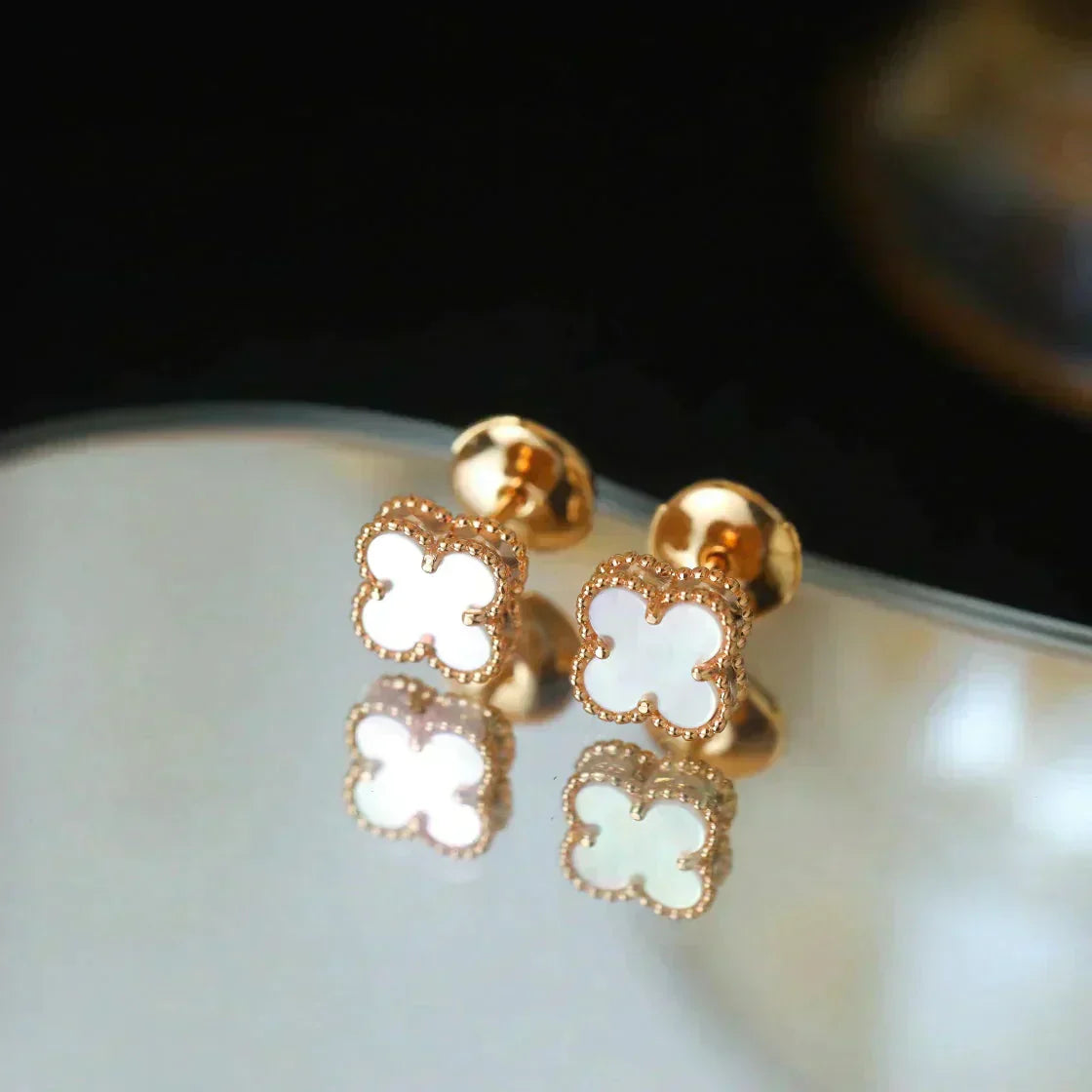 [Love Aura]CLOVER MINI 9.5MM WHITE MOP EARRINGS