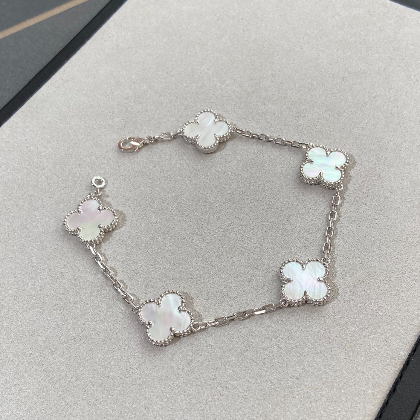 [Love Aura]CLOVER WHITE PEARL MOP 5 MOTIF BRACELET COLLECTION