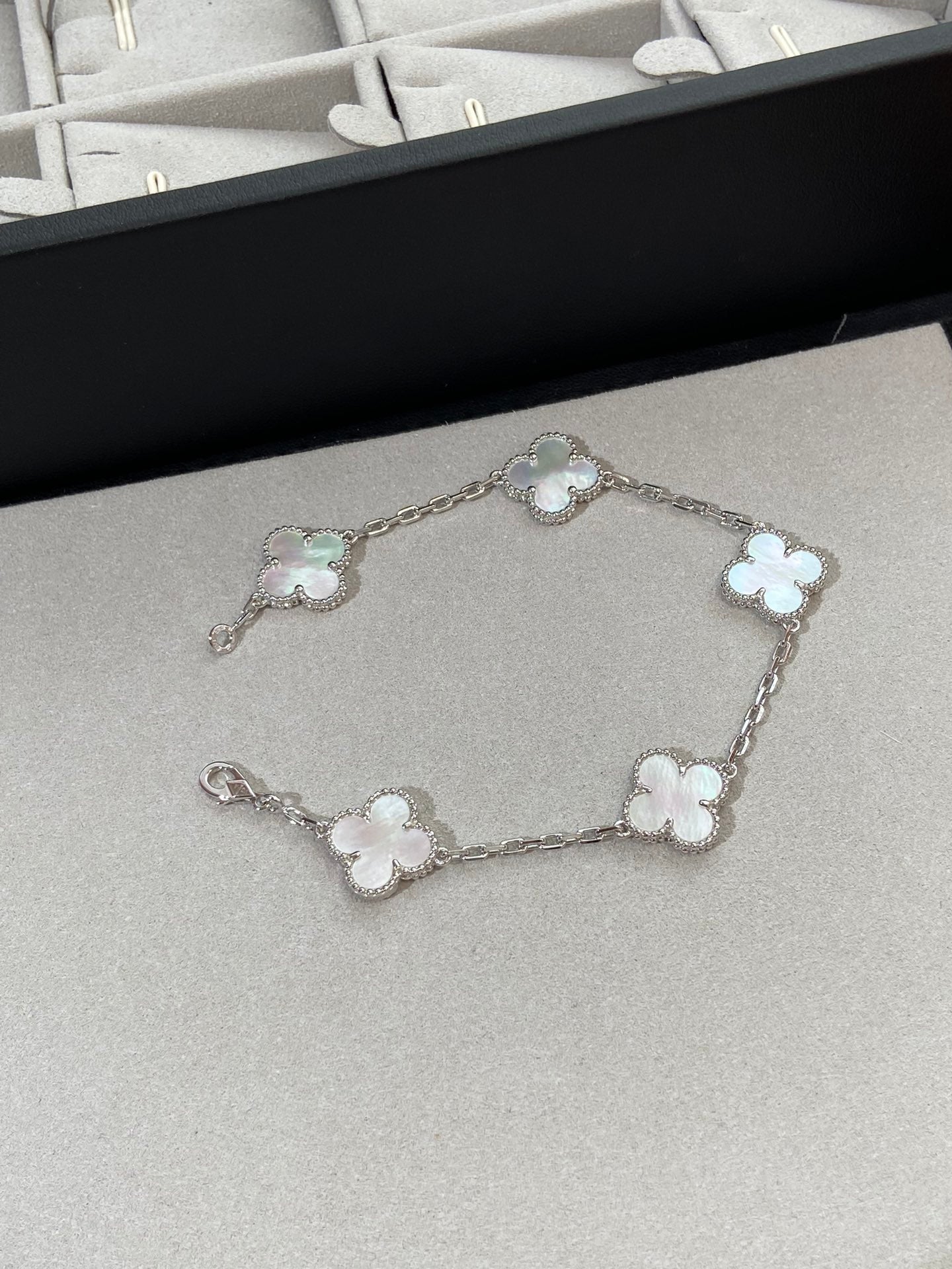 [Love Aura]CLOVER WHITE PEARL MOP 5 MOTIF BRACELET COLLECTION