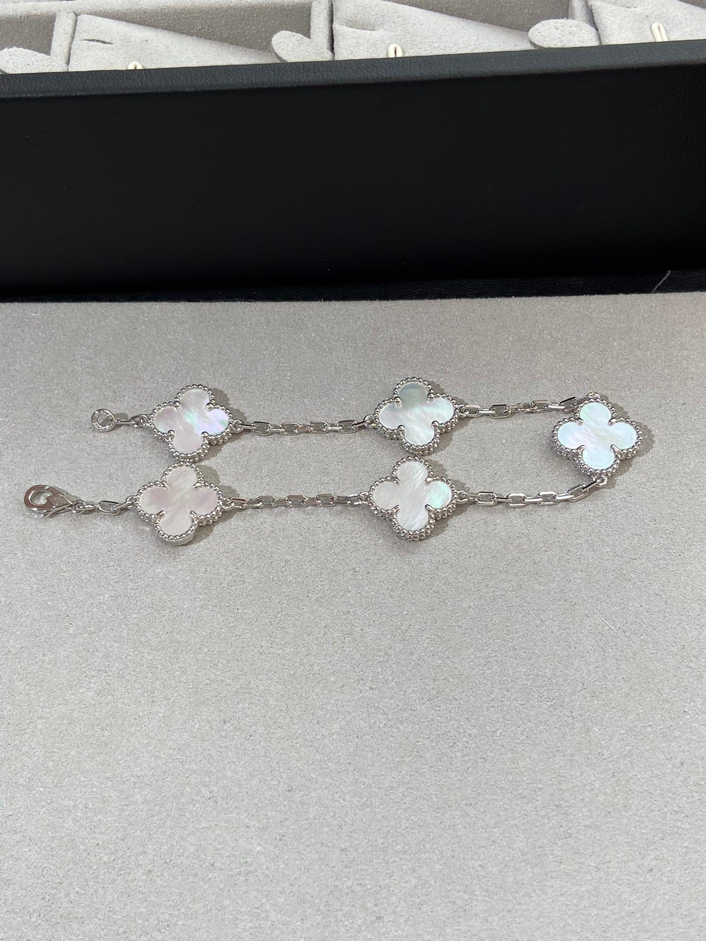[Love Aura]CLOVER WHITE PEARL MOP 5 MOTIF BRACELET COLLECTION