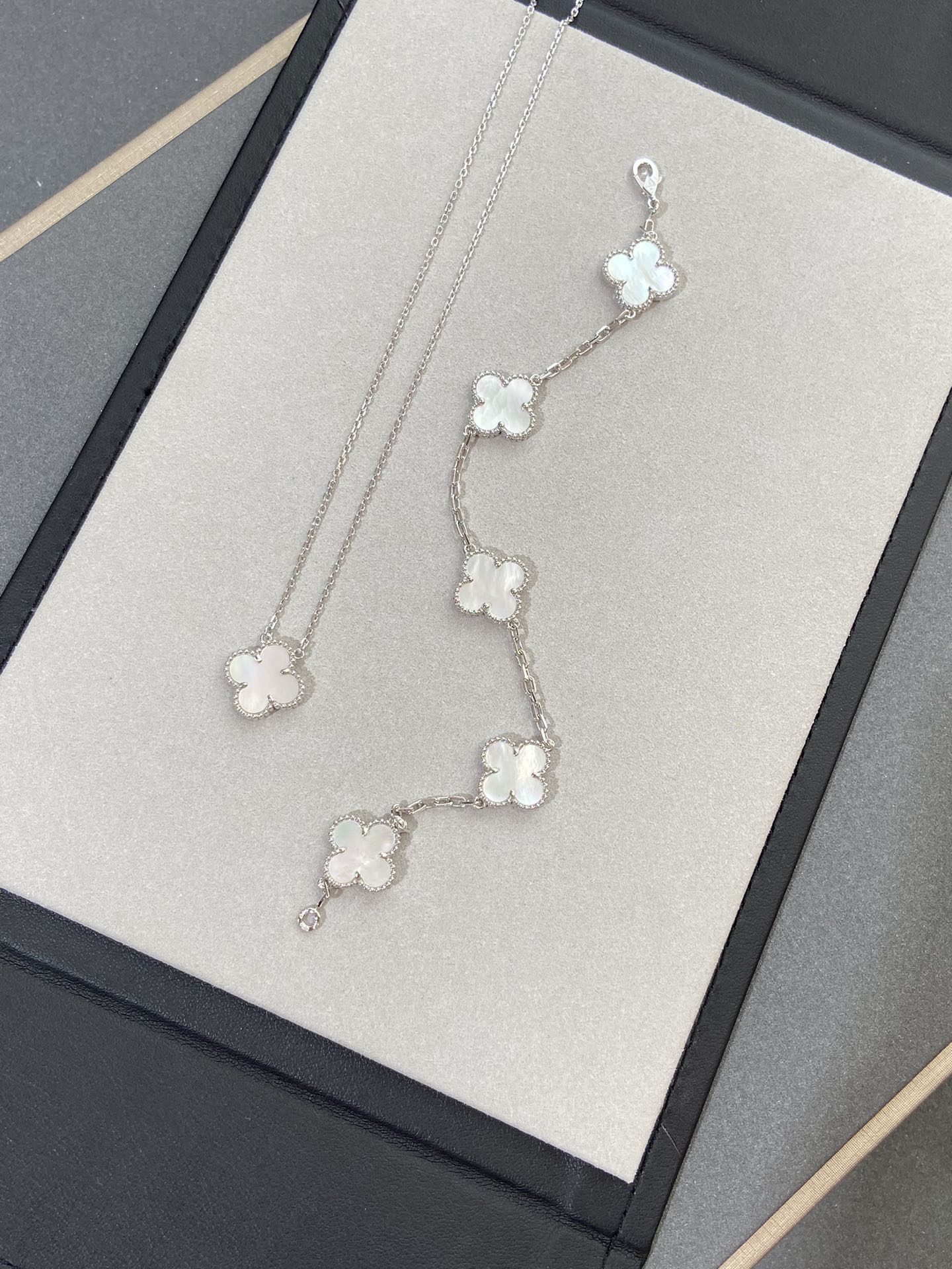 [Love Aura]CLOVER WHITE PEARL MOP 5 MOTIF BRACELET COLLECTION