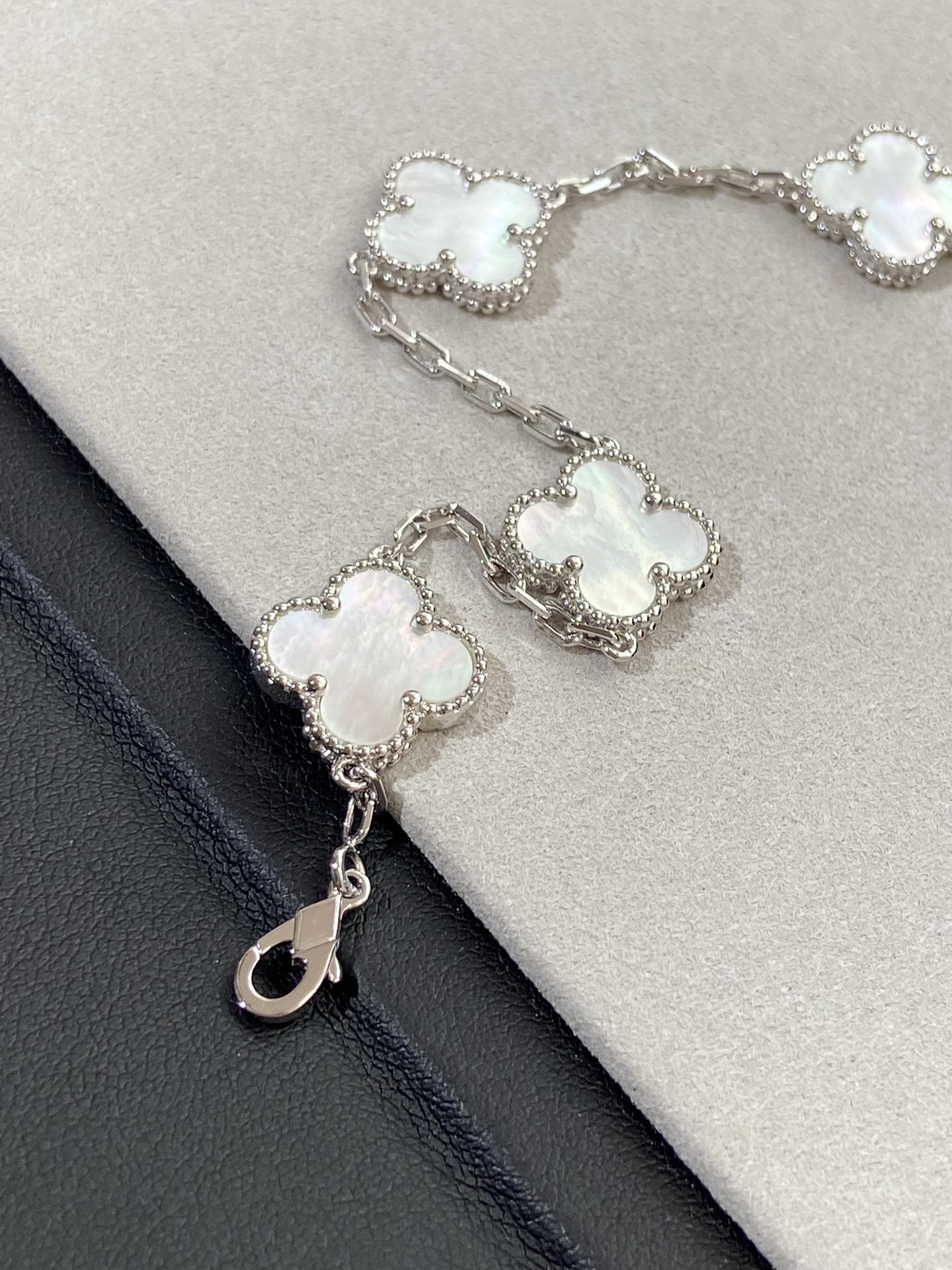 [Love Aura]CLOVER WHITE PEARL MOP 5 MOTIF BRACELET COLLECTION
