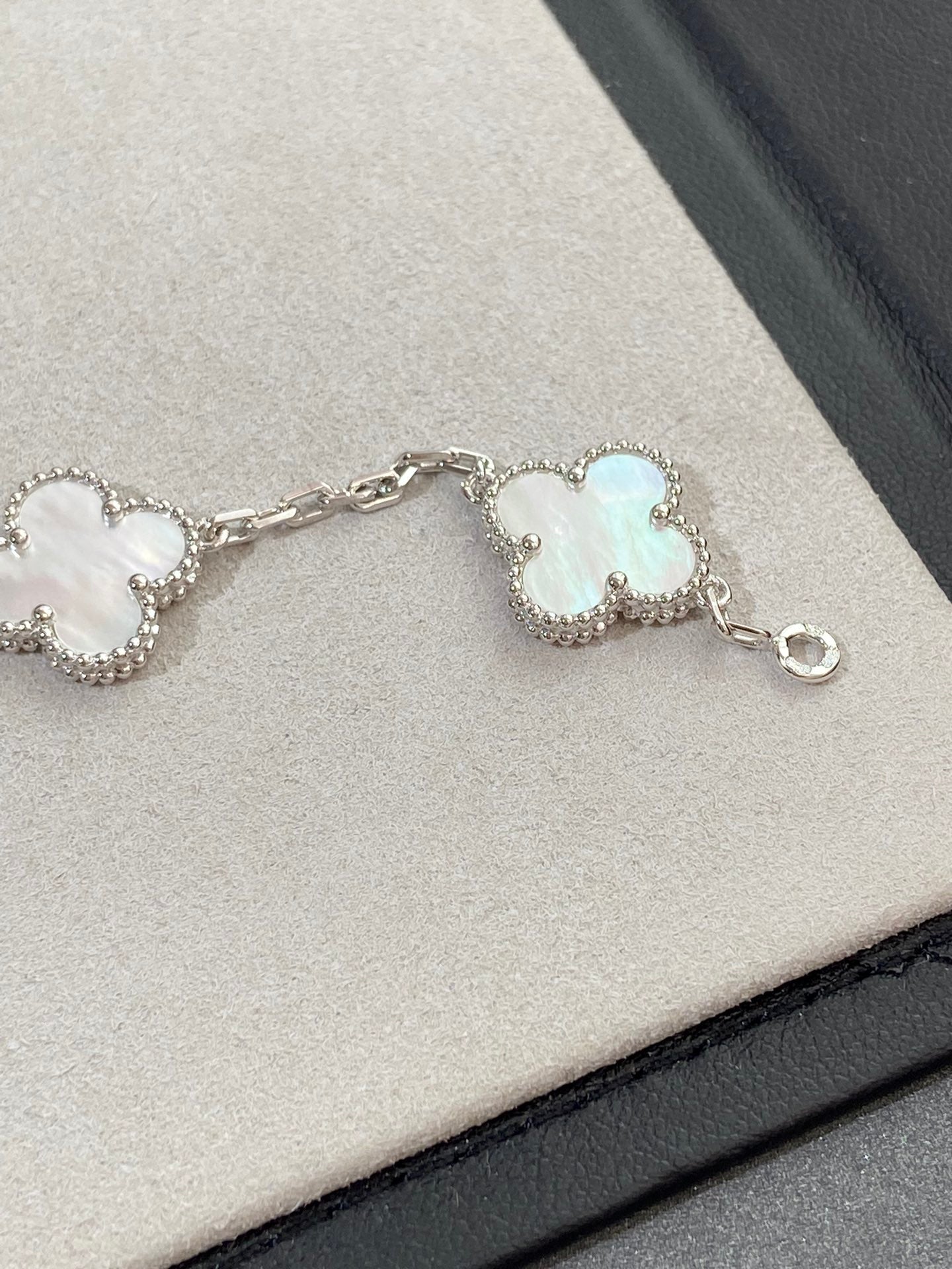 [Love Aura]CLOVER WHITE PEARL MOP 5 MOTIF BRACELET COLLECTION