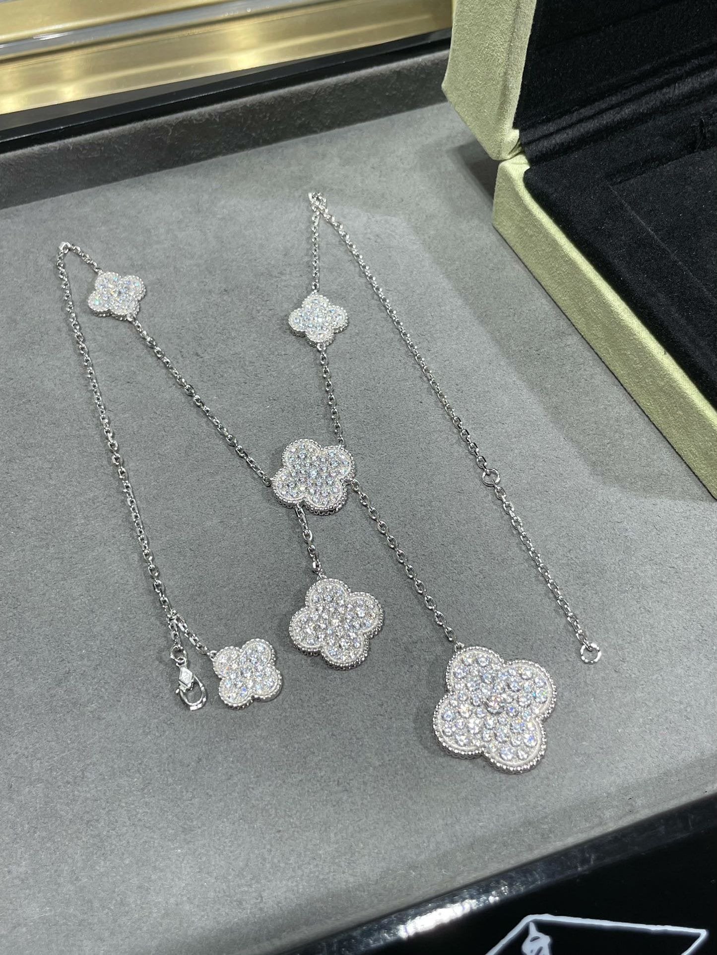 [Love Aura]CLOVER 6 MOTIF DIAMOND PAVED NECKLACE