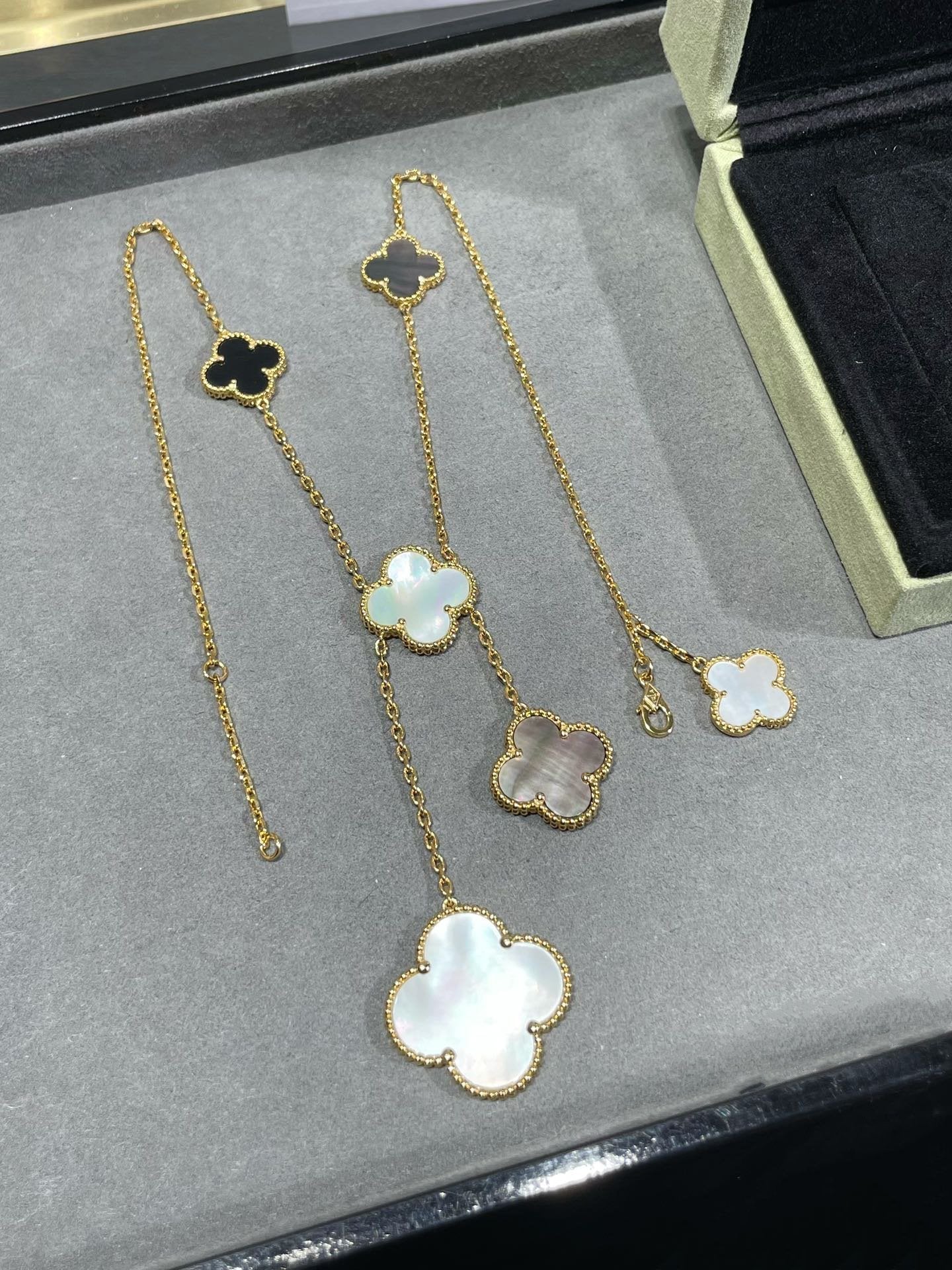 [Love Aura]CLOVER 6 MOTIF MOP ONYX GOLD NECKLACE