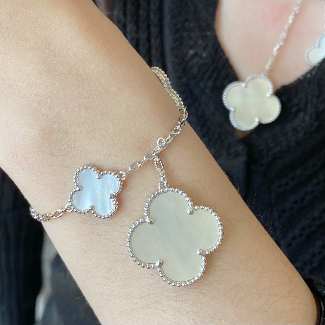 [Love Aura]CLOVER 5 MOTIF WHITE MOP SILVER BRACELET