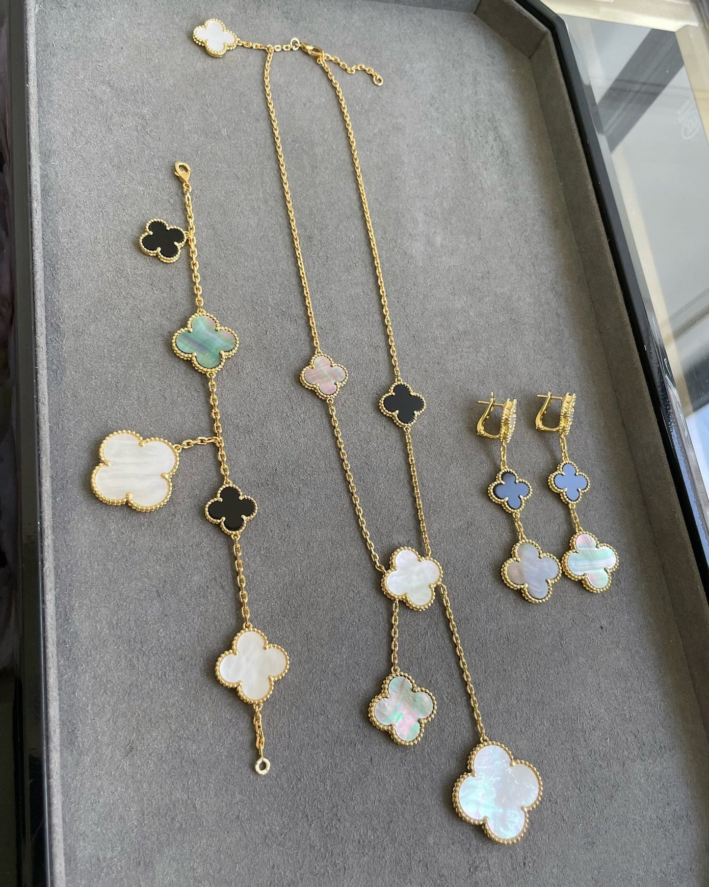 [Love Aura]CLOVER 3 MOTIF MOP ONYX DARK MOP PINK GOLD EARRINGS