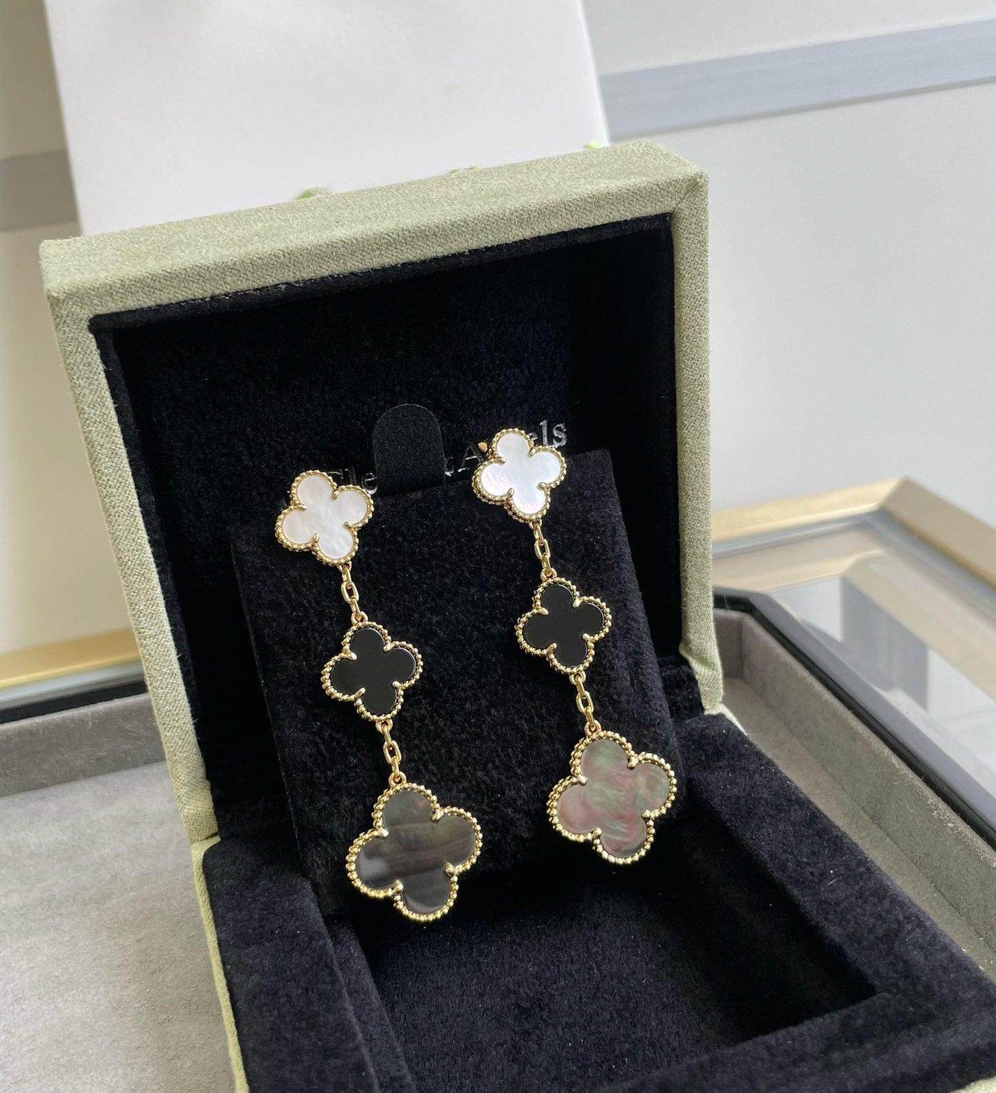 [Love Aura]CLOVER 3 MOTIF MOP ONYX DARK MOP PINK GOLD EARRINGS