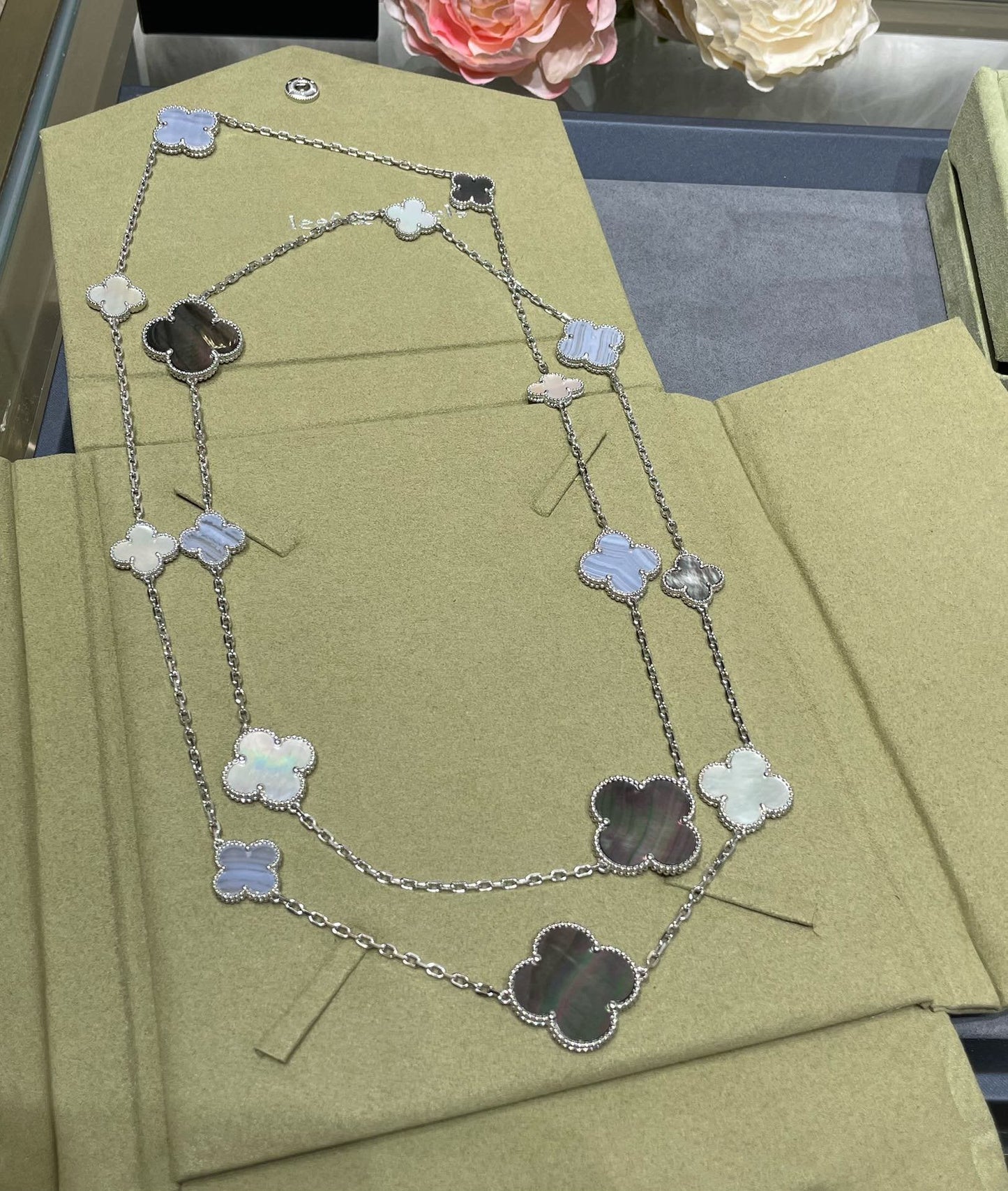 [Love Aura]CLOVER 16 MOTIF CHALCEDONY MOP SILVER NECKLACE