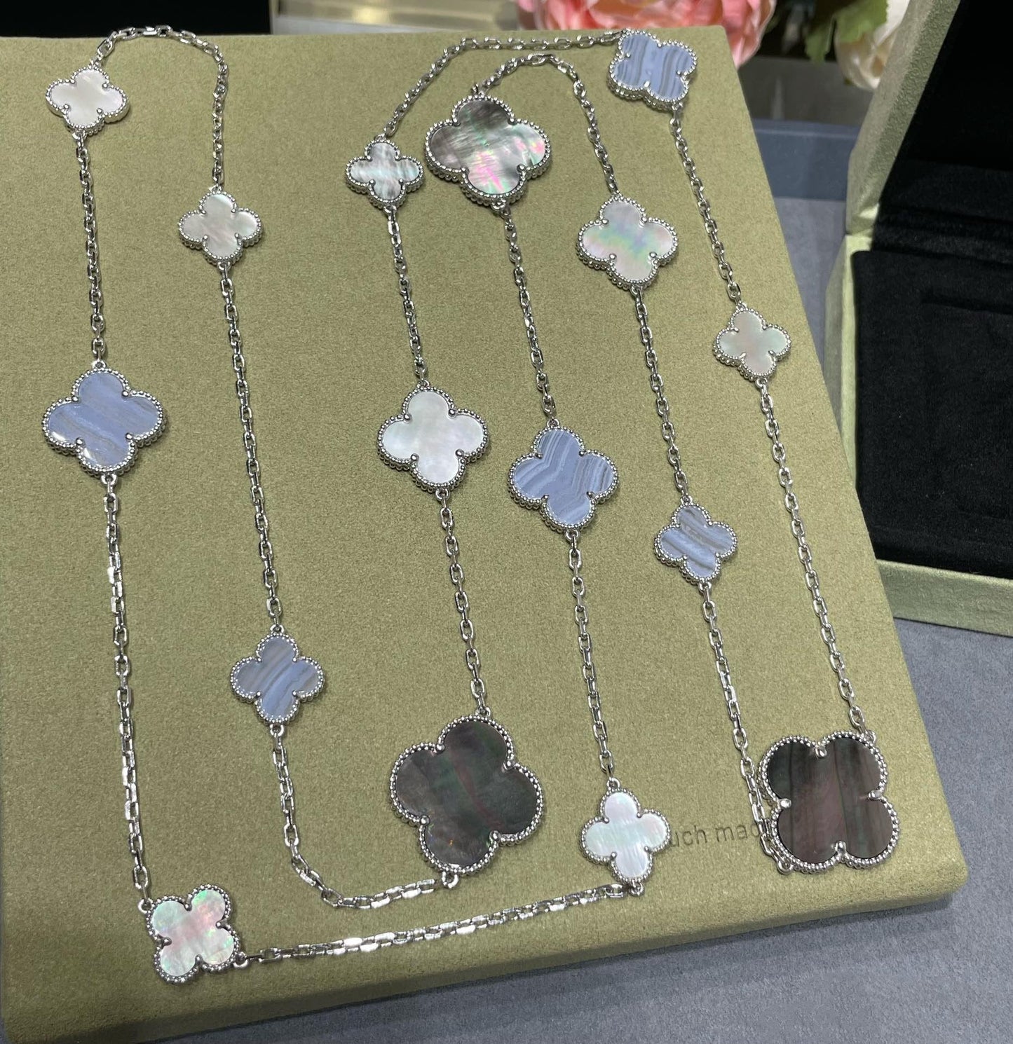 [Love Aura]CLOVER 16 MOTIF CHALCEDONY MOP SILVER NECKLACE