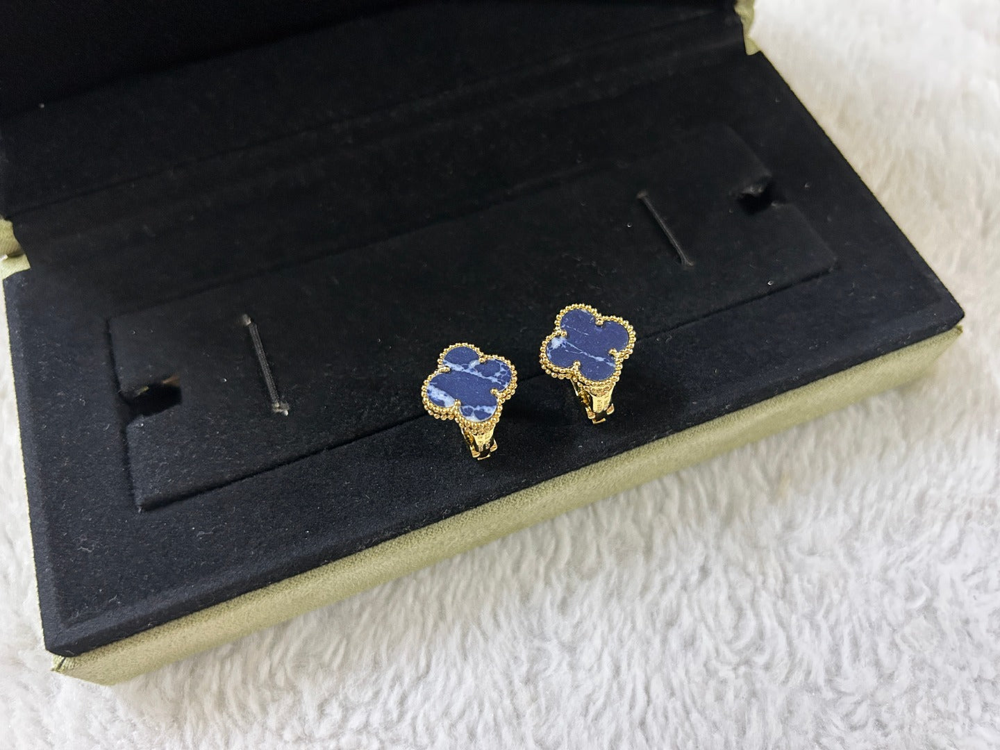 [Love Aura]CLOVER PIETERSITE MEDIUM STUD EARRINGS