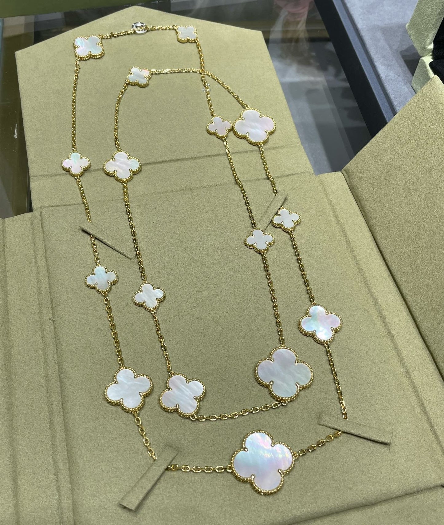 [Love Aura]CLOVER 16 MOTIF WHITE MOP GOLD NECKLACE