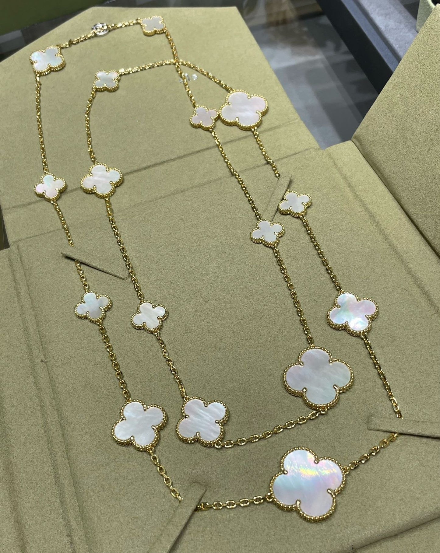 [Love Aura]CLOVER 16 MOTIF WHITE MOP GOLD NECKLACE
